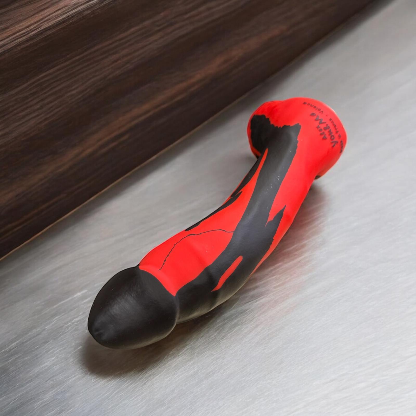 Gode Alex en silicone bi-ton rouge et noir, posé à plat – You & Me FrenchToys