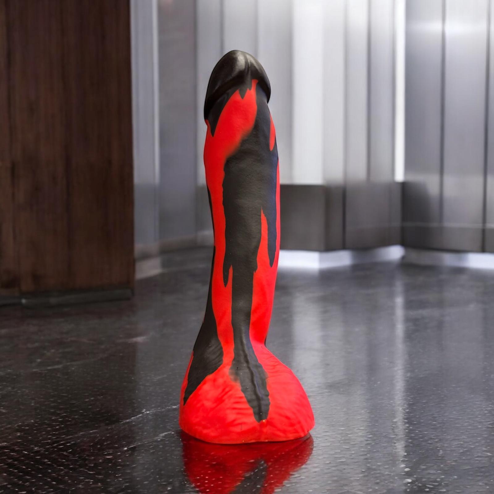 Gode Alex en silicone bi-ton rouge et noir, vue de profil – You & Me FrenchToys