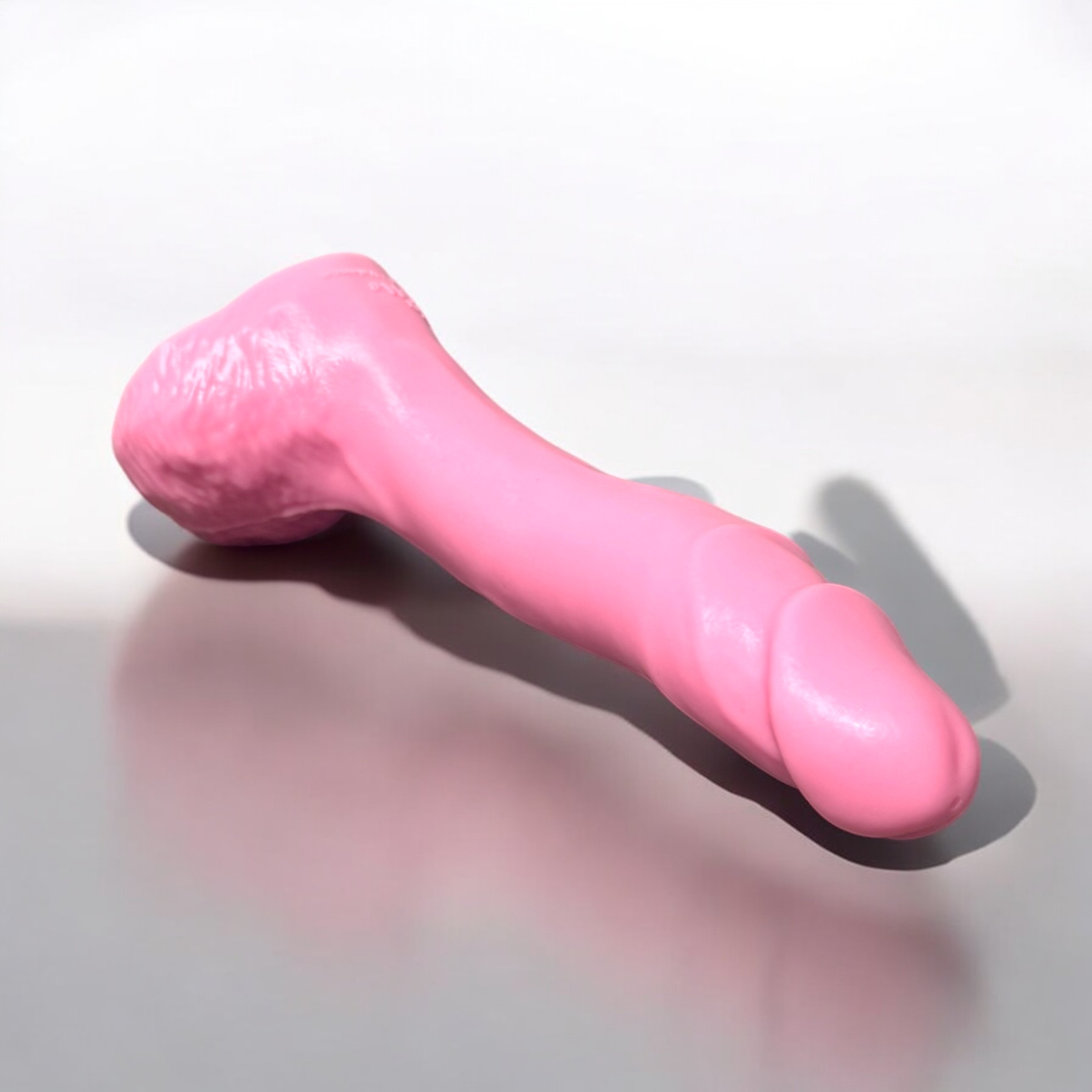 Gode Alex en silicone rose, posé à plat – You & Me FrenchToys