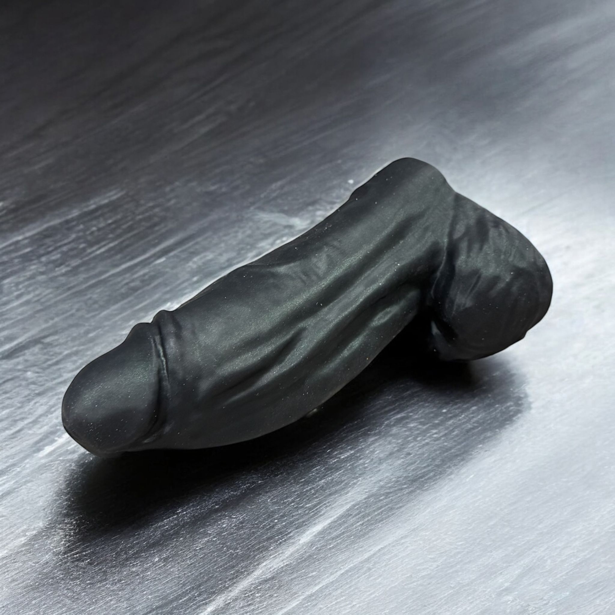 Gode American Dream en silicone vert sombre métallisé, posé à plat – You & Me FrenchToys