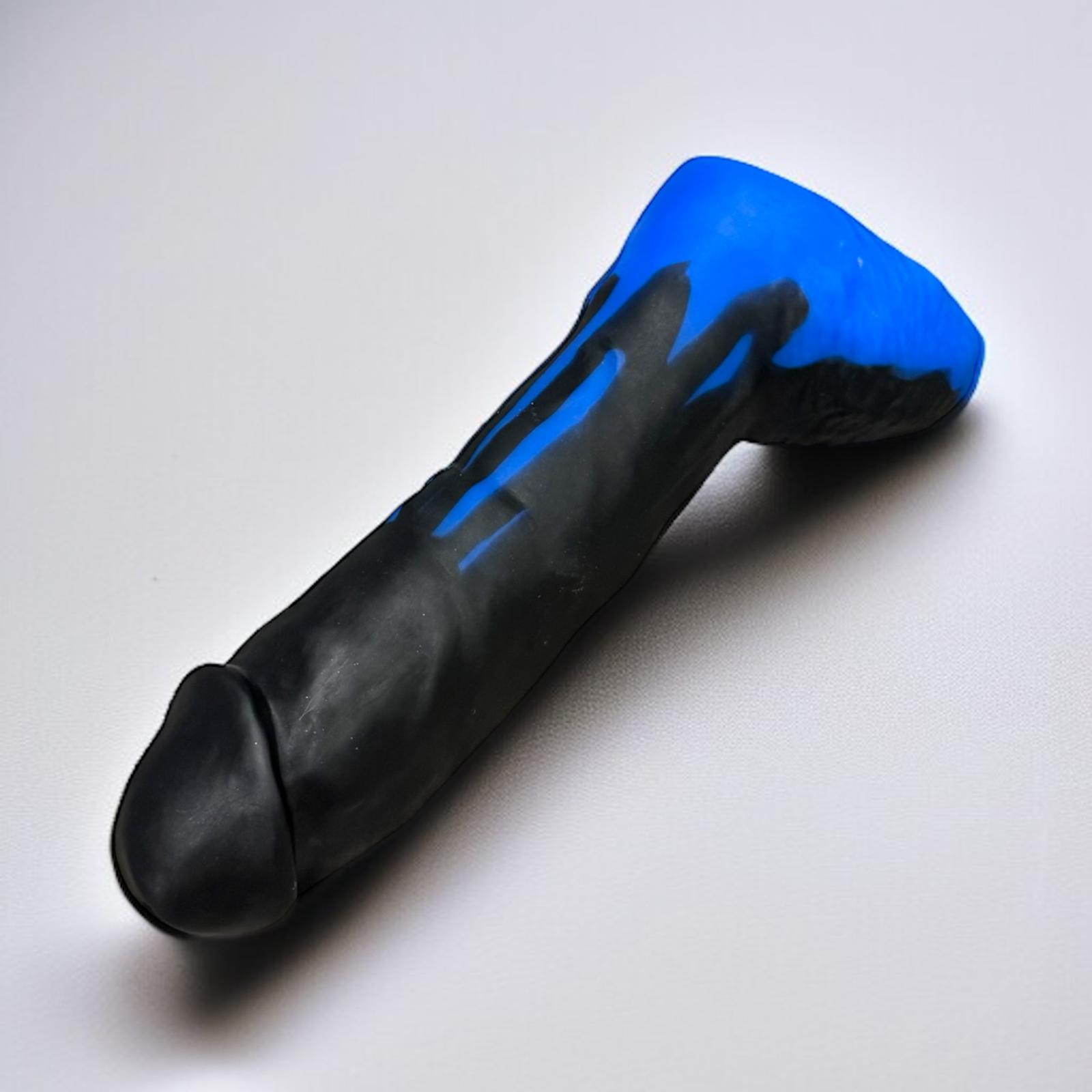Gode Ardéchois en silicone bi-ton noir et bleu, posé à plat – You & Me FrenchToys