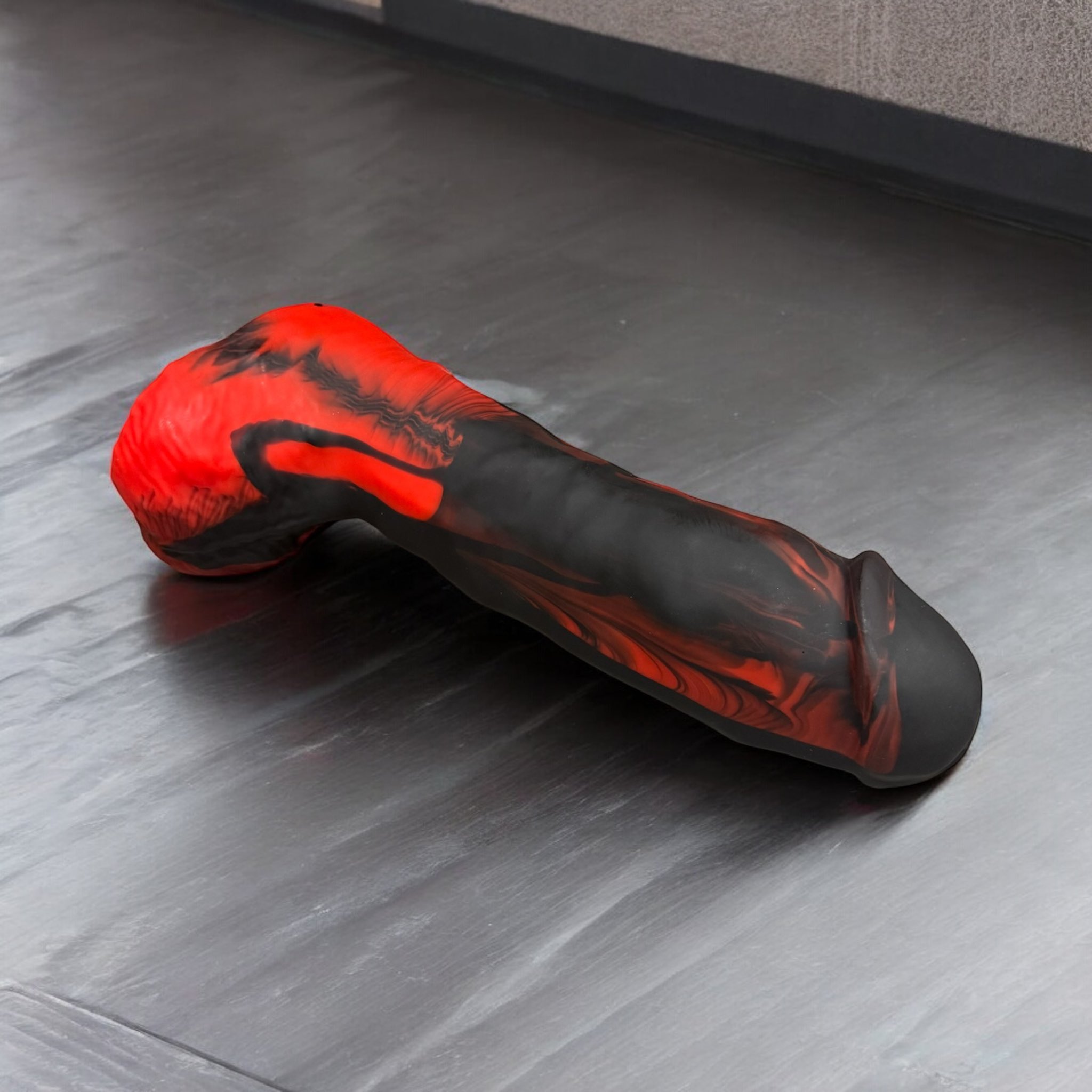 Gode Ardéchois en silicone bi-ton rouge et noir, posé à plat – You & Me FrenchToys