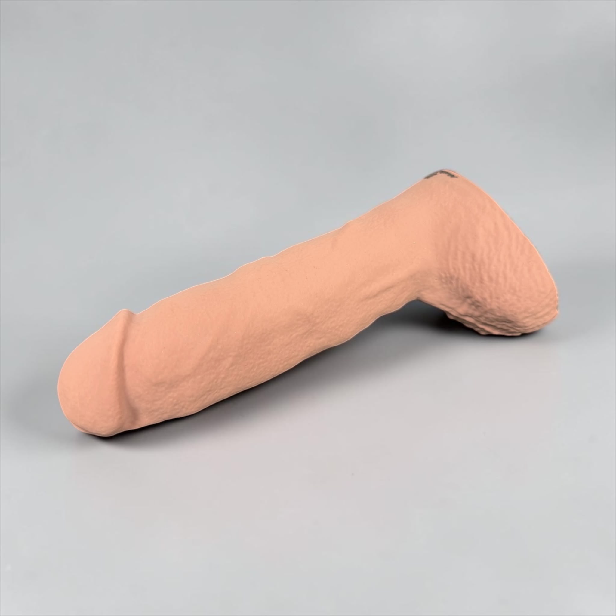 Gode Ardéchois en silicone couleur peau claire, posé à plat – You & Me FrenchToys