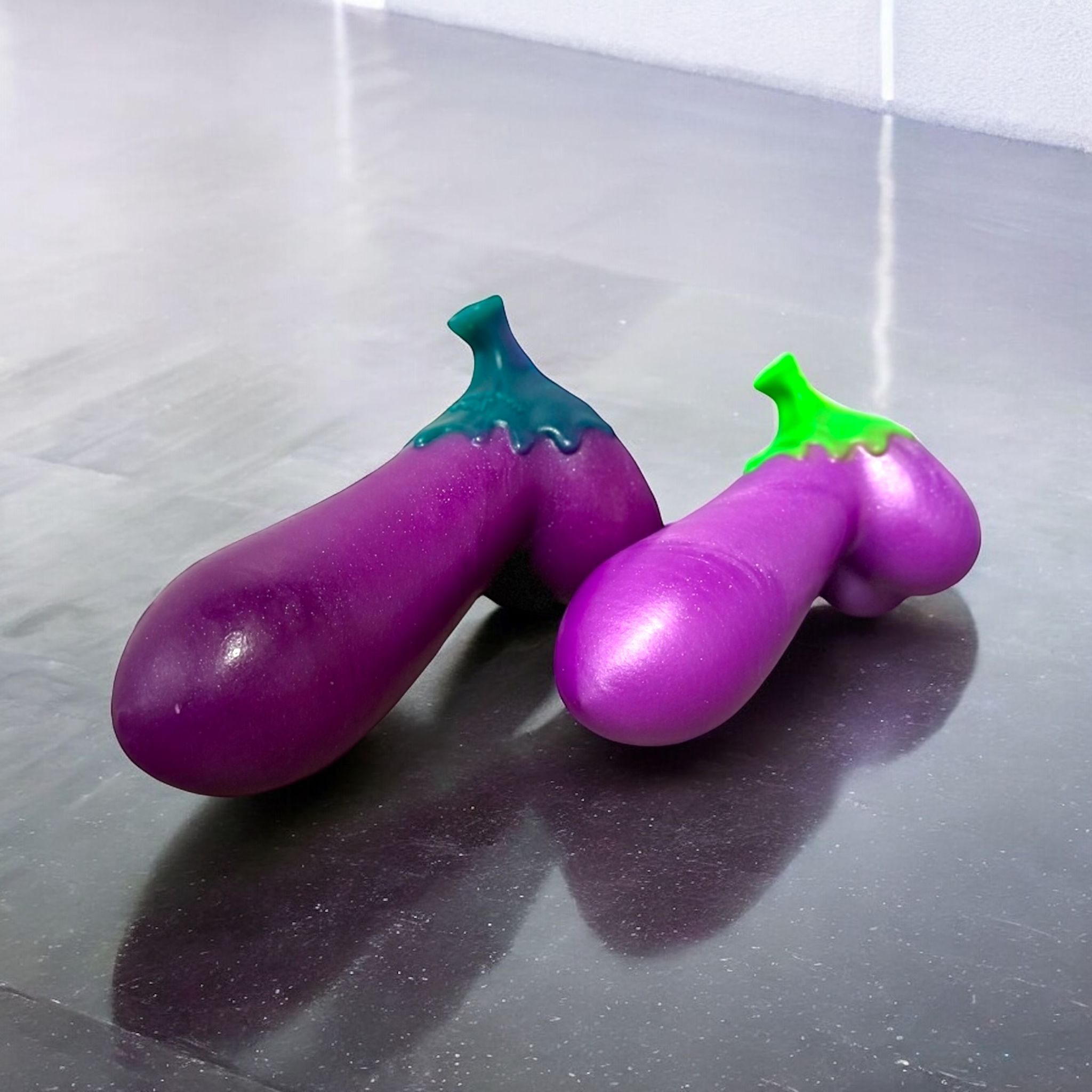Gode Aubergine en silicone violet à queue verte, deux tailles – You & Me FrenchToys