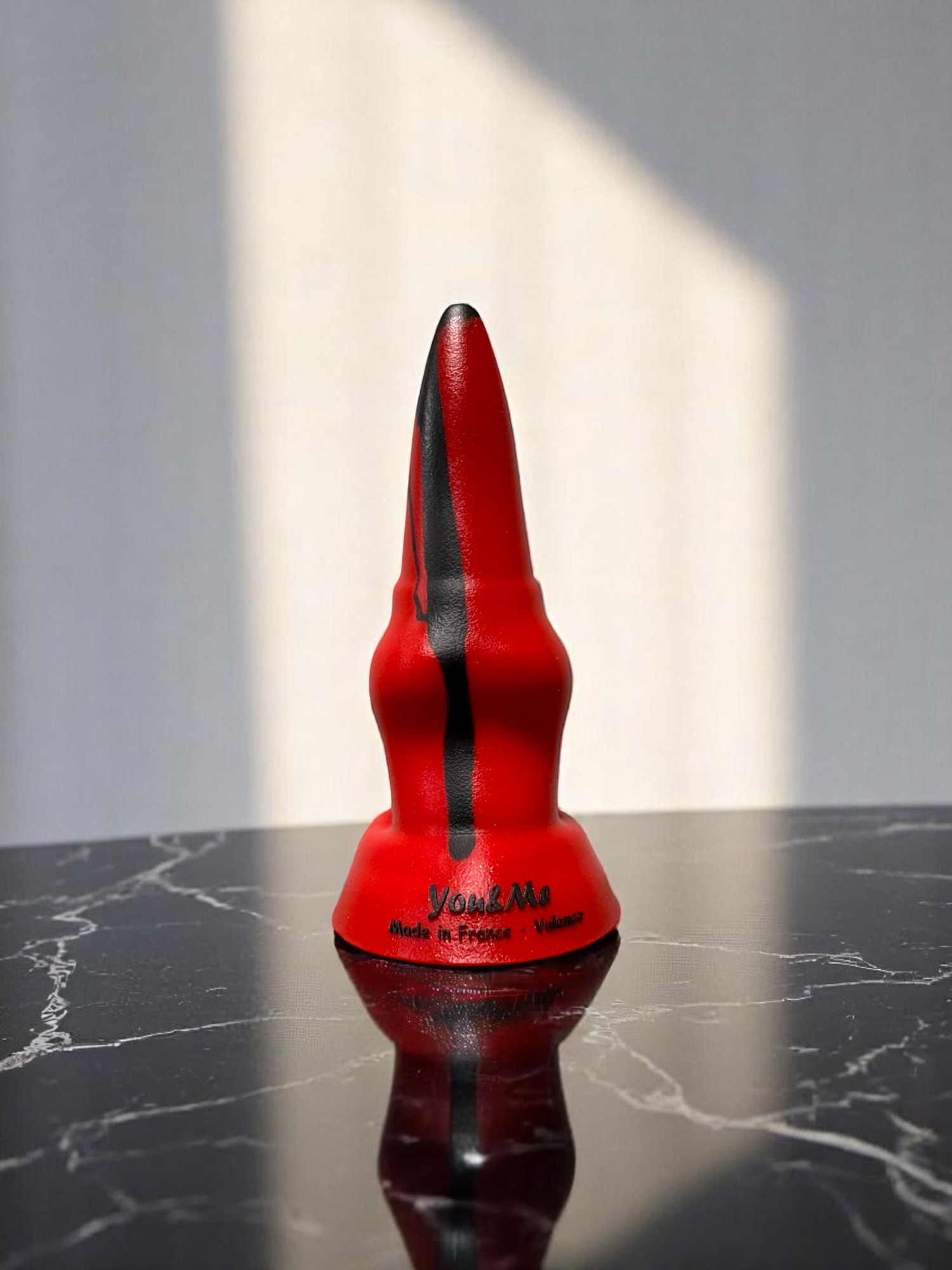 Gode Bamby en silicone bi-ton rouge et noir, vue de face – You & Me FrenchToys