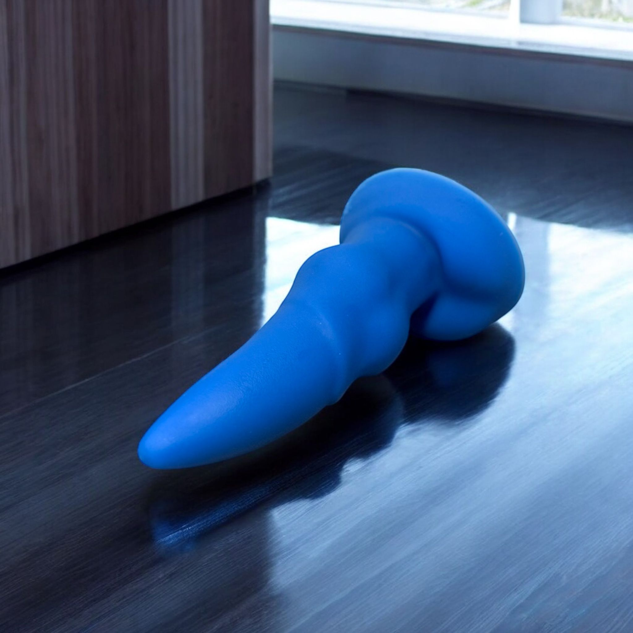 Gode Bamby en silicone bleu, posé à plat – You & Me FrenchToys