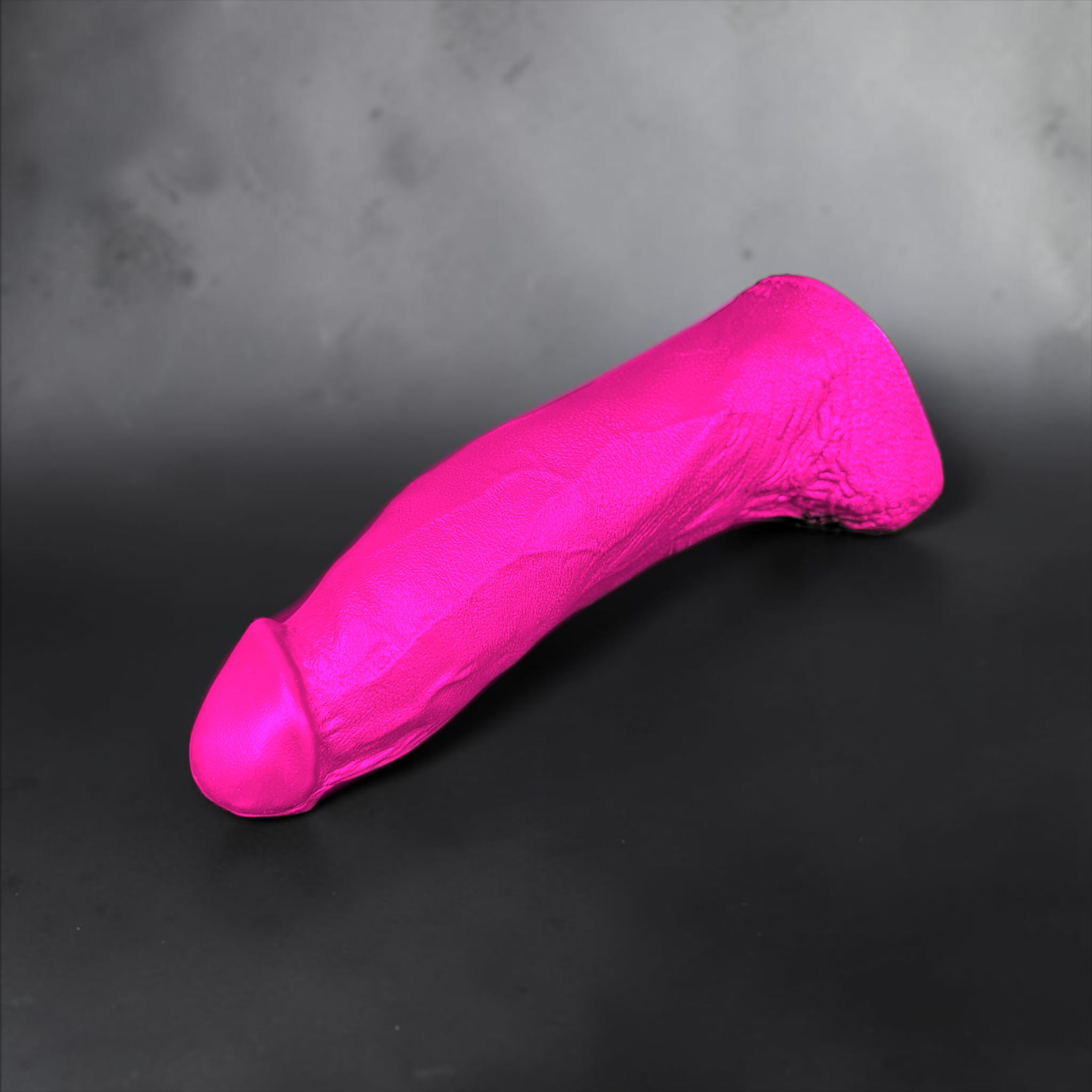 Gode Big Black Cock en silicone couleur personnalisée rose fuchsia, allongé