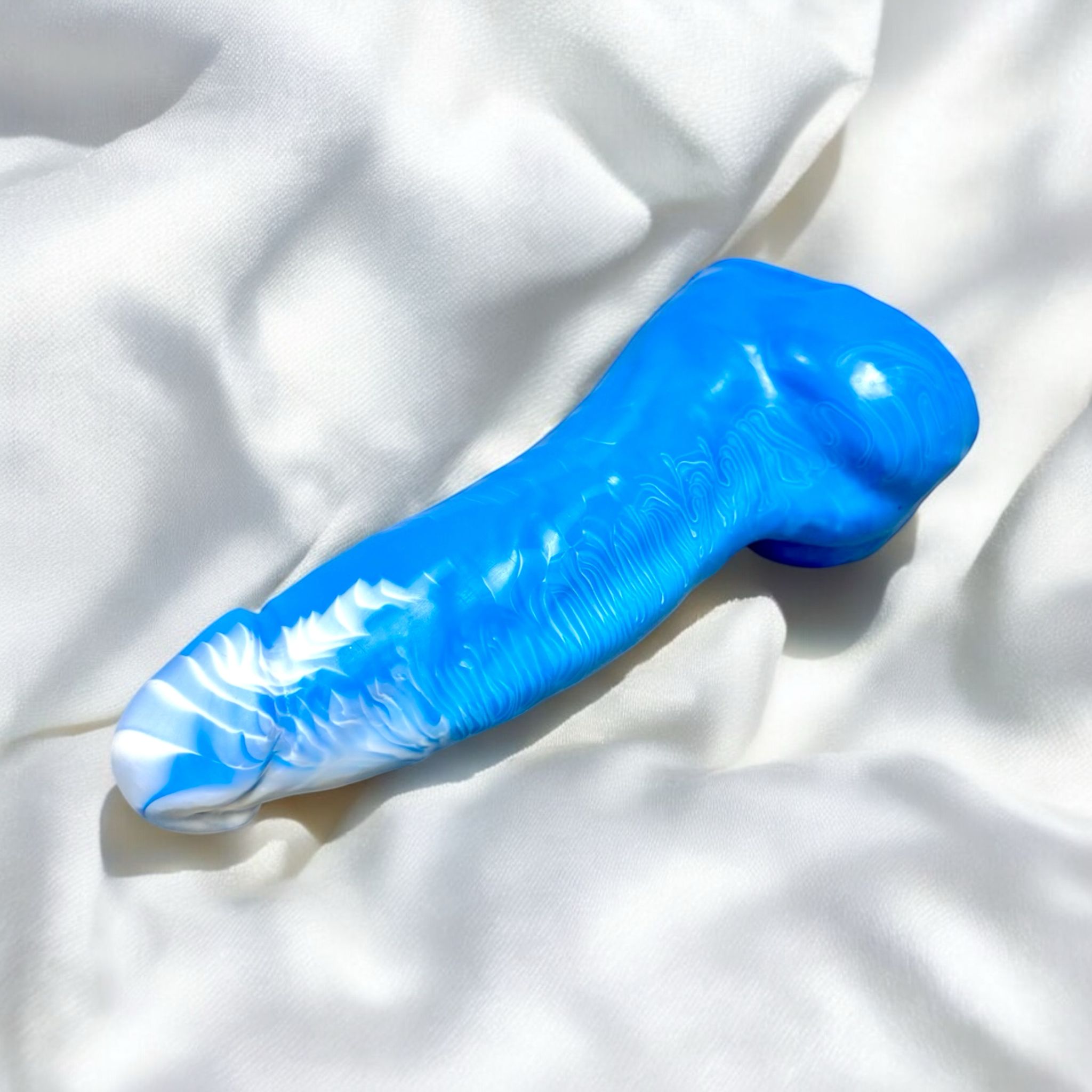 Gode Classics en silicone bleu, posé à plat – You & Me FrenchToys