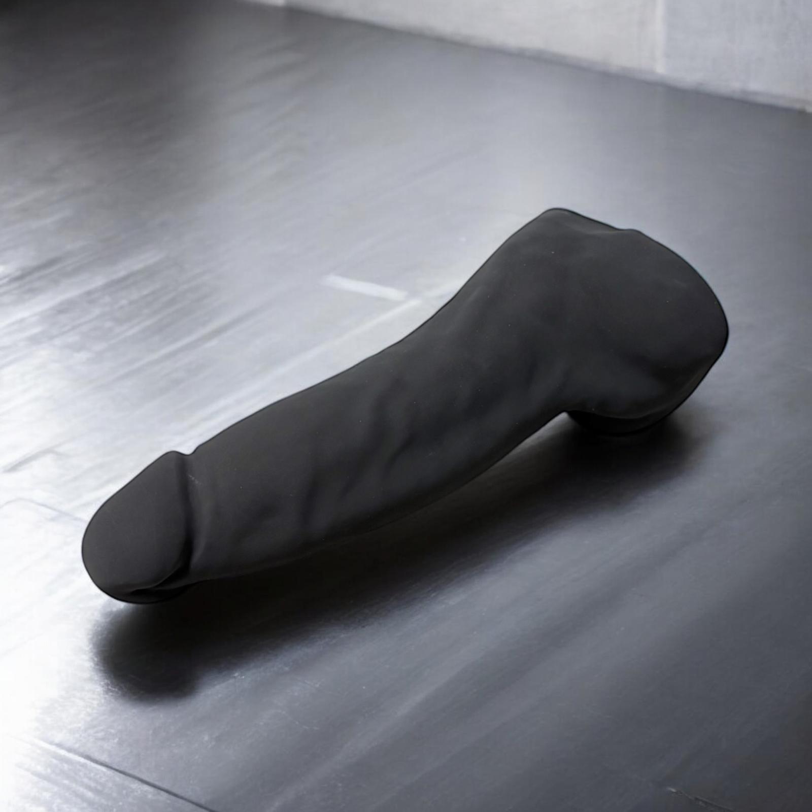 Gode Classics en silicone noir, posé à plat – You & Me FrenchToys