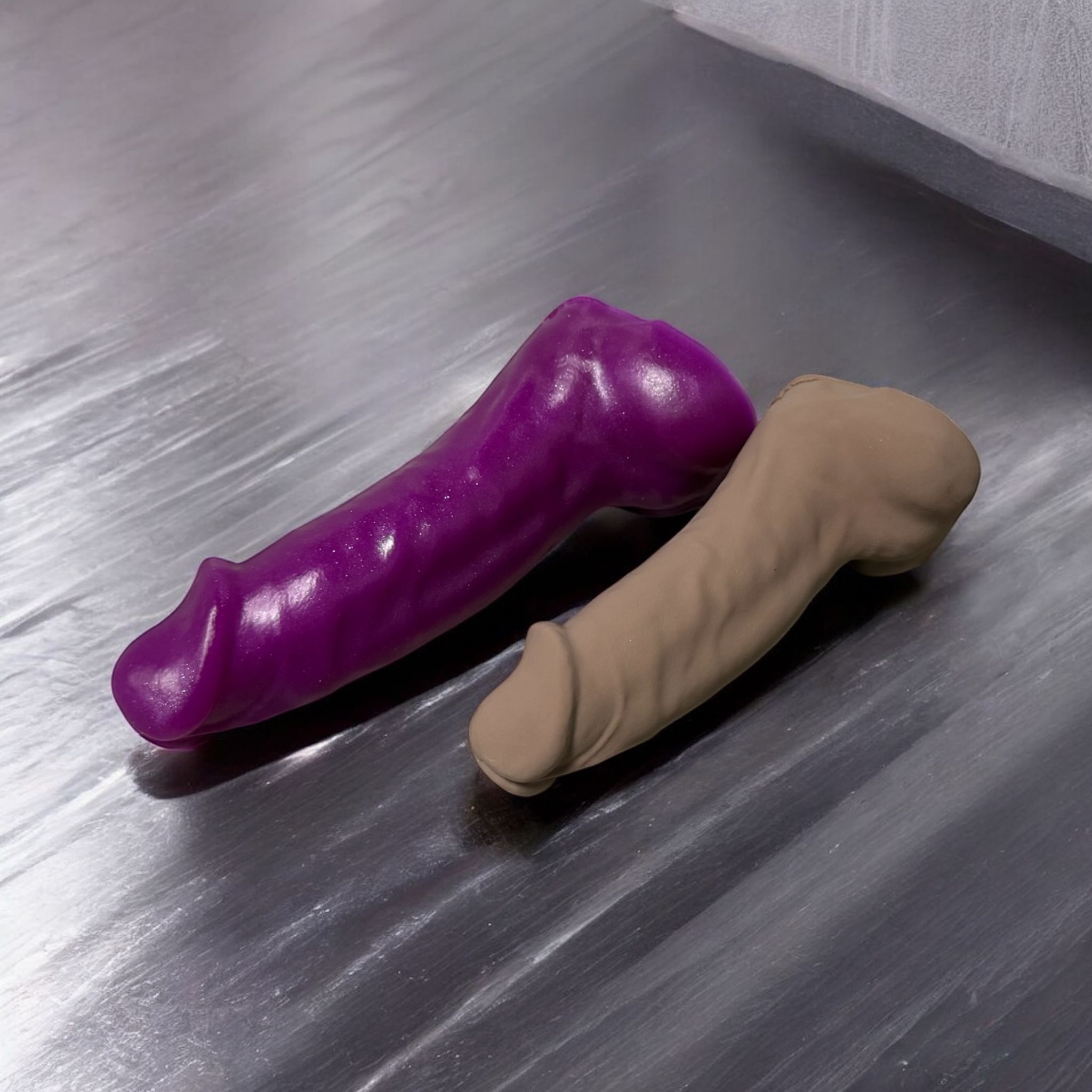 Gode Classics en silicone violet et couleur peau, posés à plat – You & Me FrenchToys