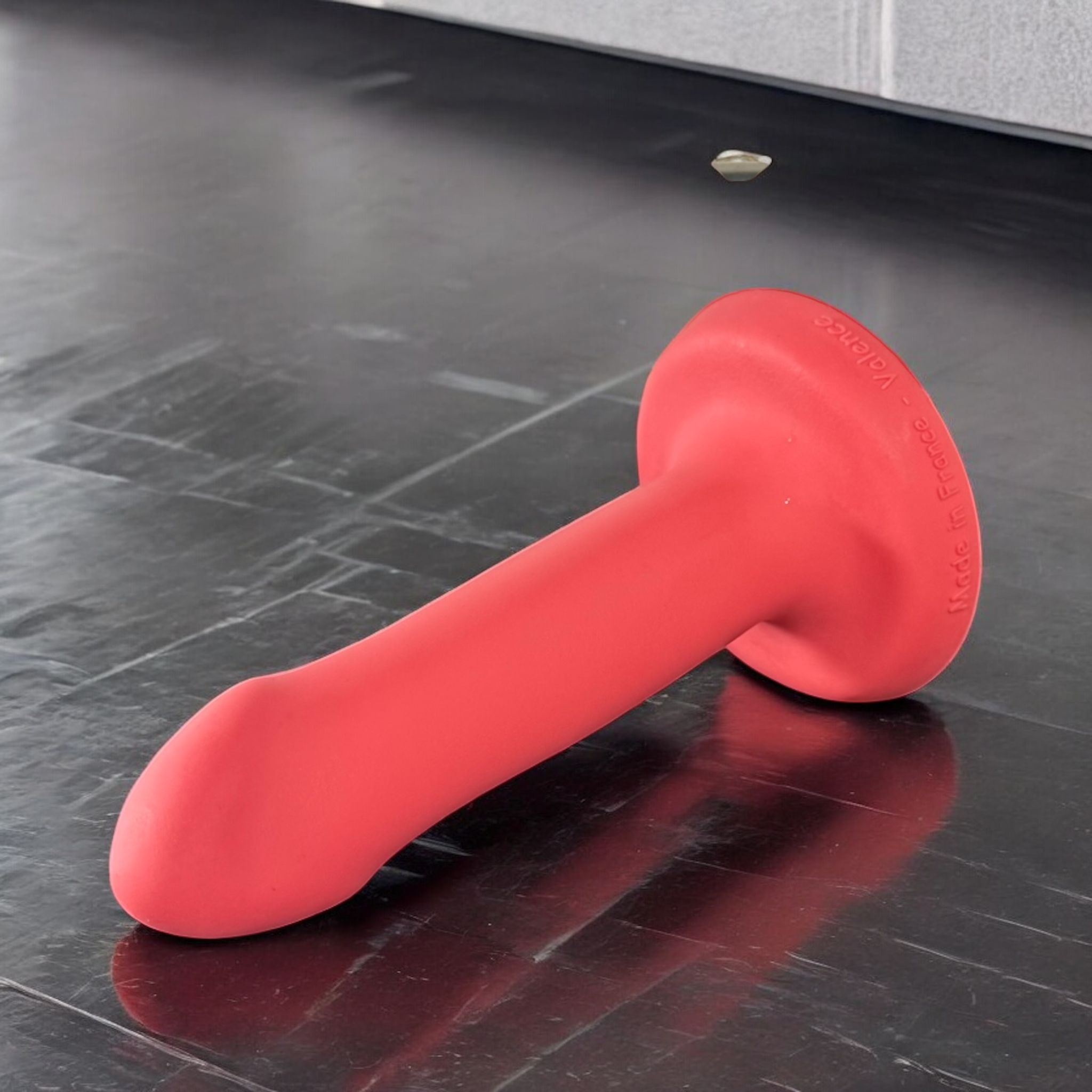 Gode Débutant en silicone rose corail, posé à plat – You & Me FrenchToys