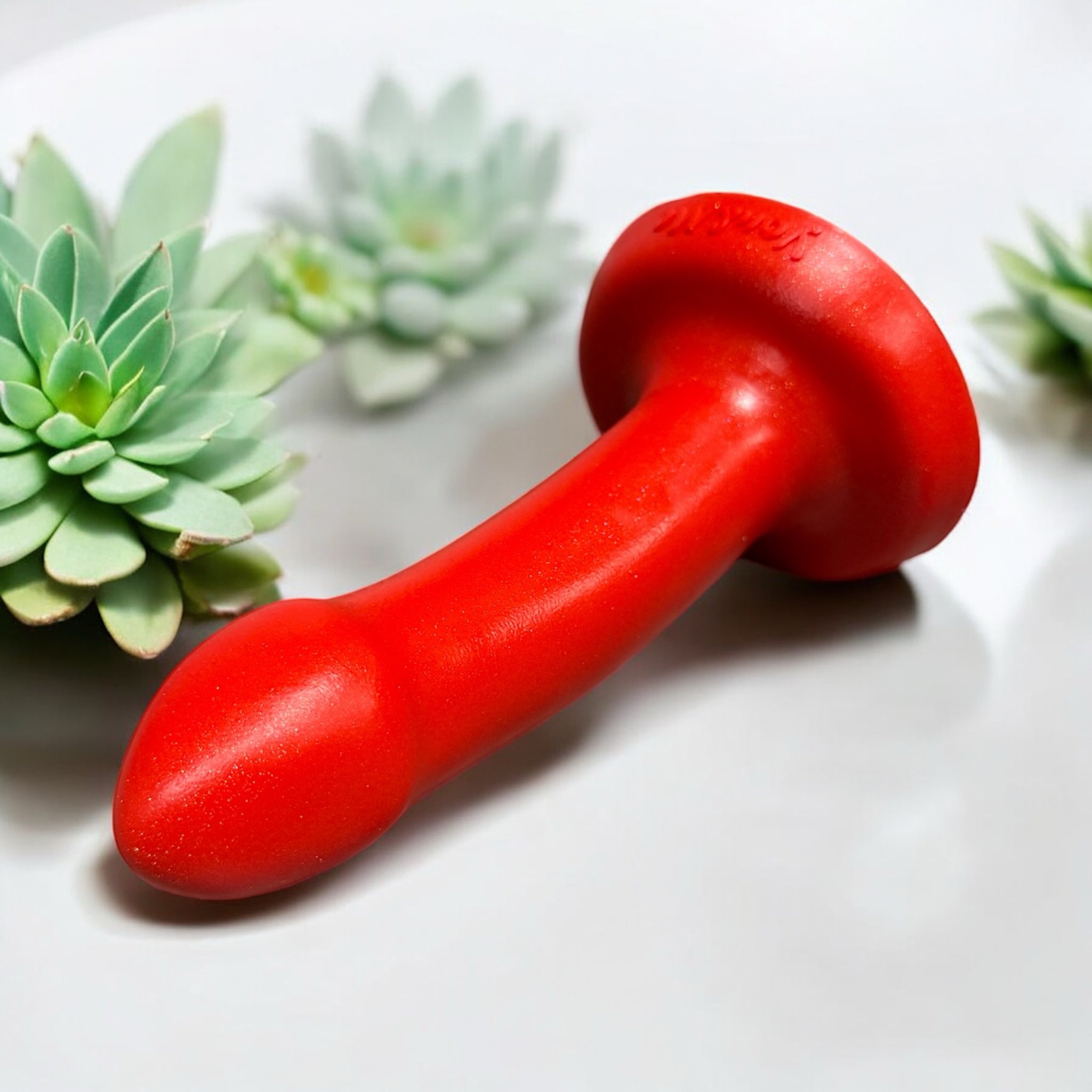 Gode Débutant en silicone rouge, posé à plat – You & Me FrenchToys
