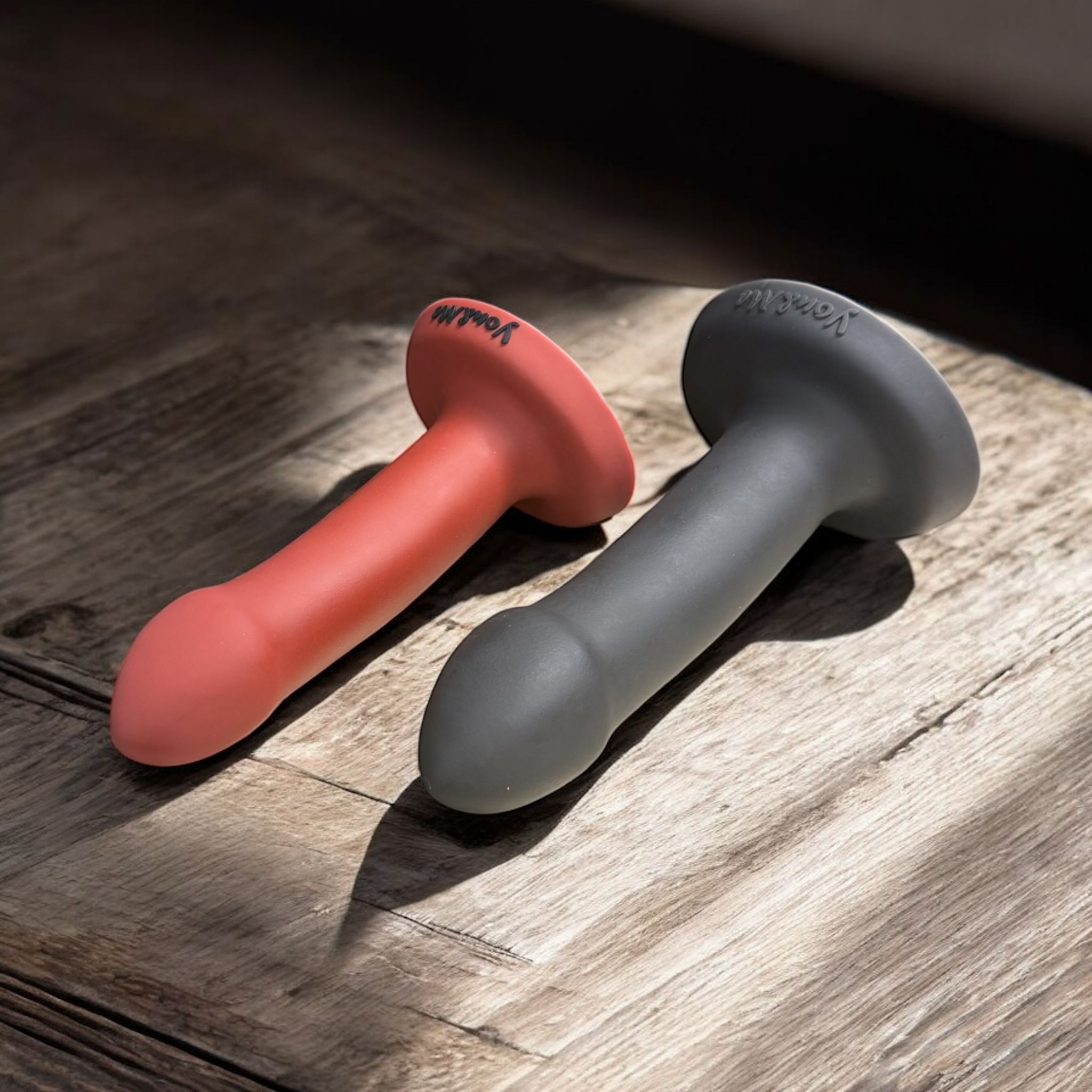 Gode Débutant en silicone terracotta et gris, posé à plat – You & Me FrenchToys