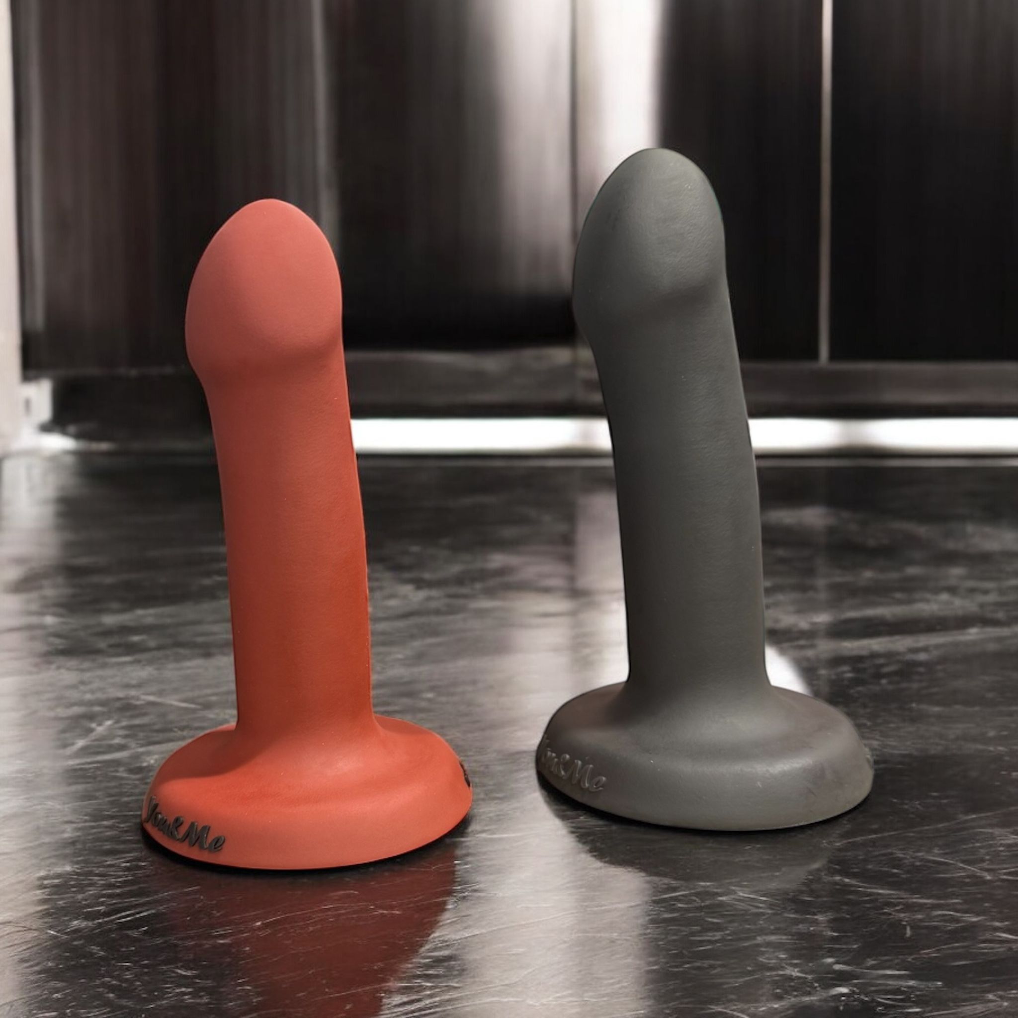 Gode Débutant en silicone terracotta et gris, deux coloris – You & Me FrenchToys