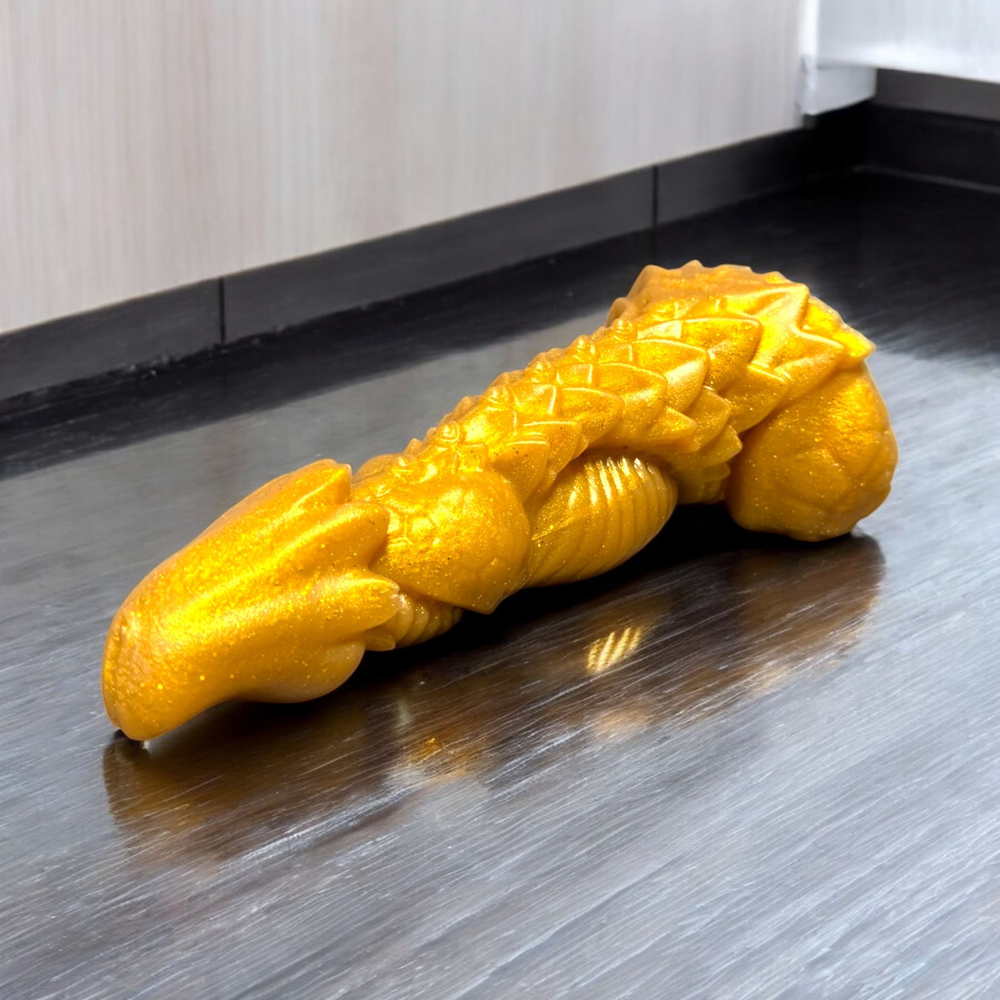 Gode Dragon en silicone or métallisé, posé à plat – You & Me FrenchToys