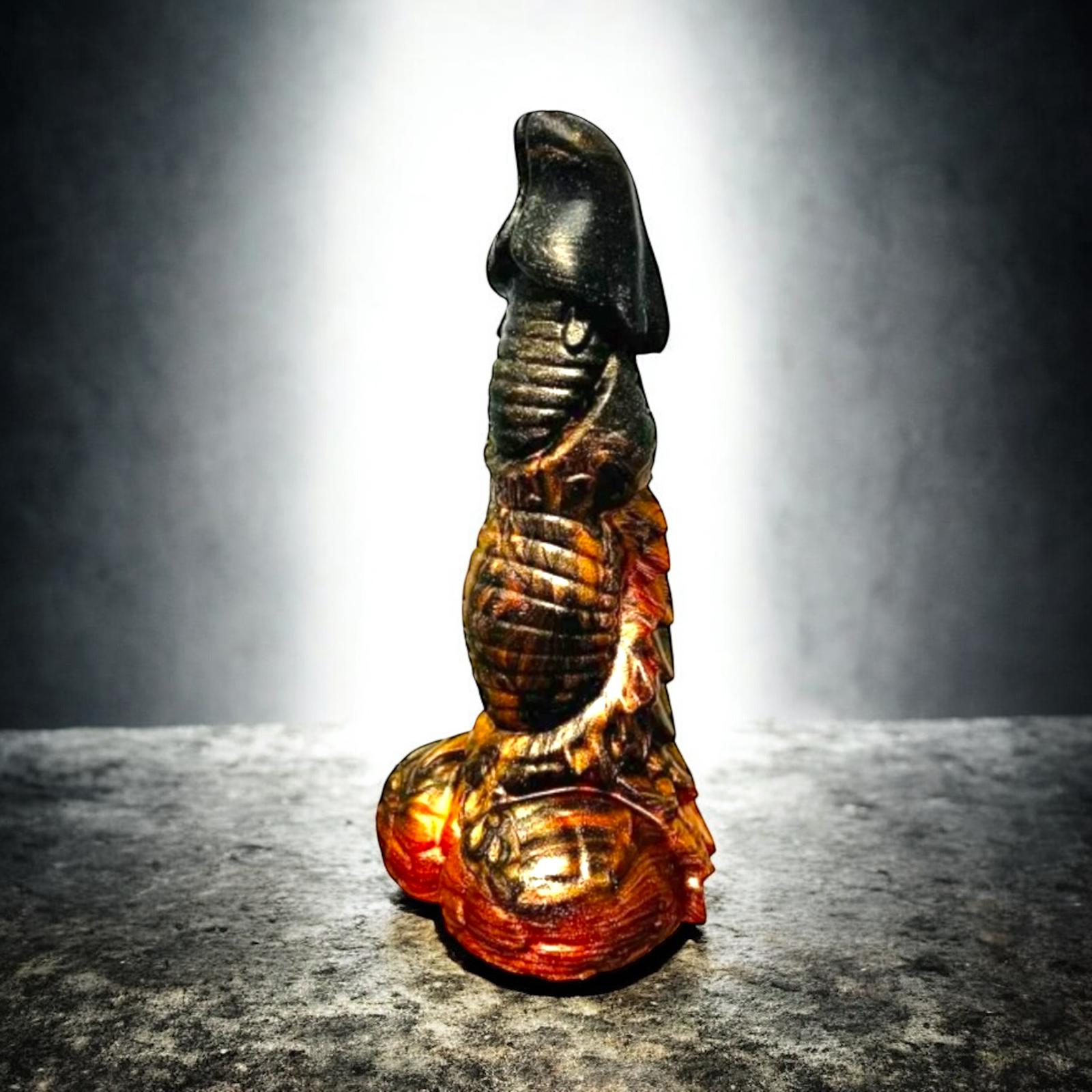 Gode Dragon en silicone rouge, noir et or, vue de profil – You & Me FrenchToys