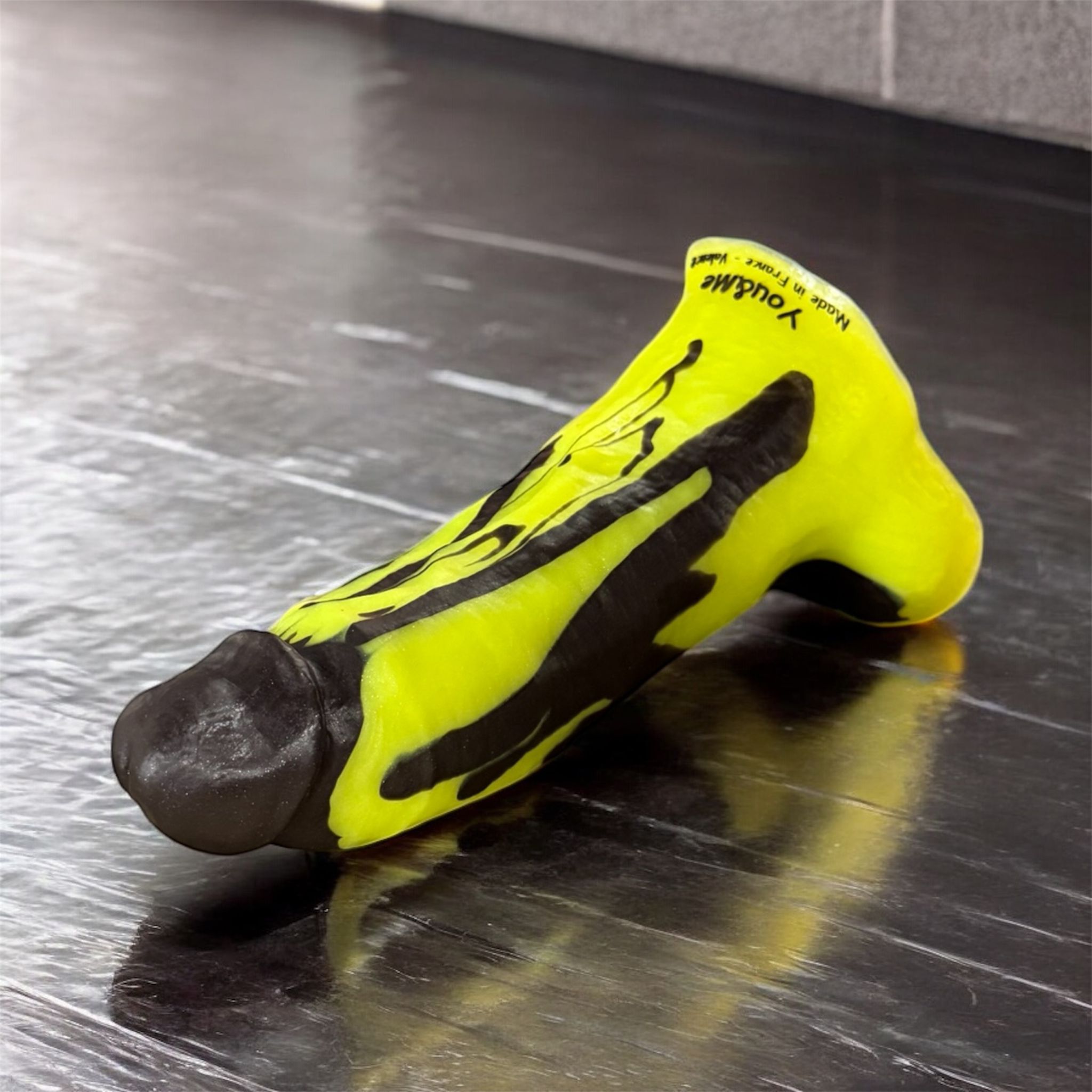 Gode Drômois en silicone bi-ton jaune fluo et noir, posé à plat – You & Me FrenchToys
