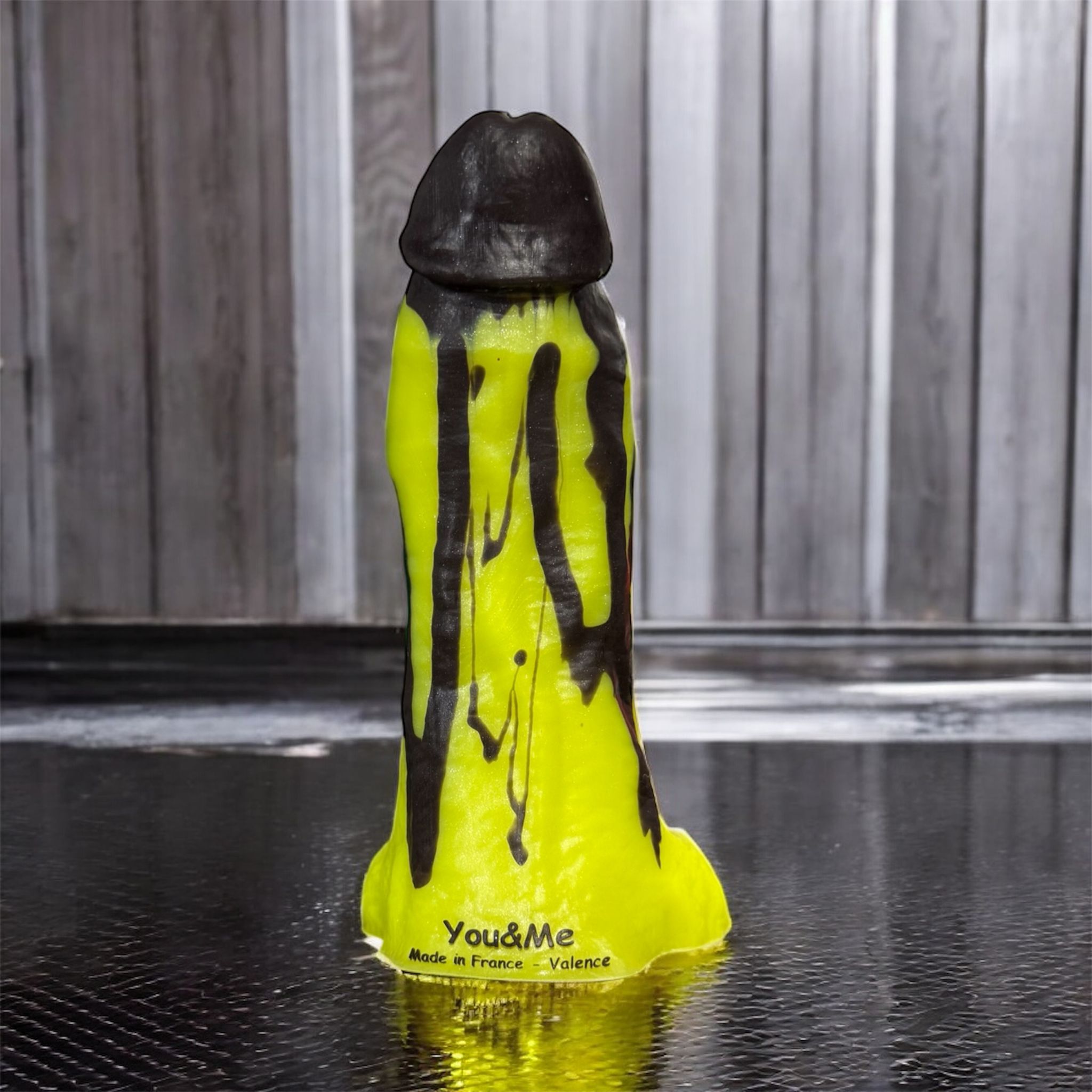 Gode Drômois en silicone bi-ton jaune fluo et noir, vue de face – You & Me FrenchToys