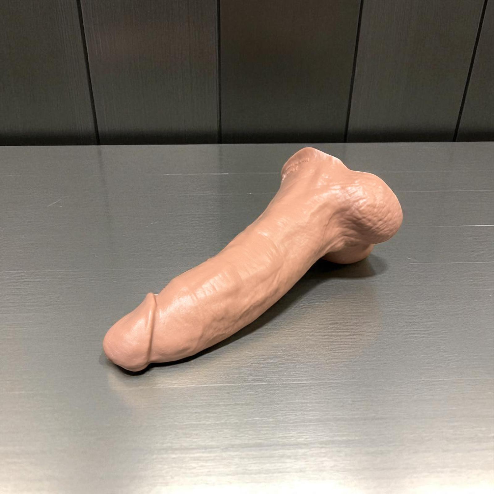 Gode Drômois en silicone couleur peau claire, posé à plat – You & Me FrenchToys