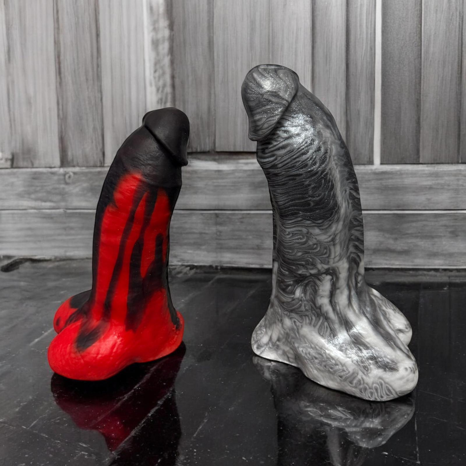 Gode Drômois en silicone rouge et noir, et argent, deux coloris – You & Me FrenchToys