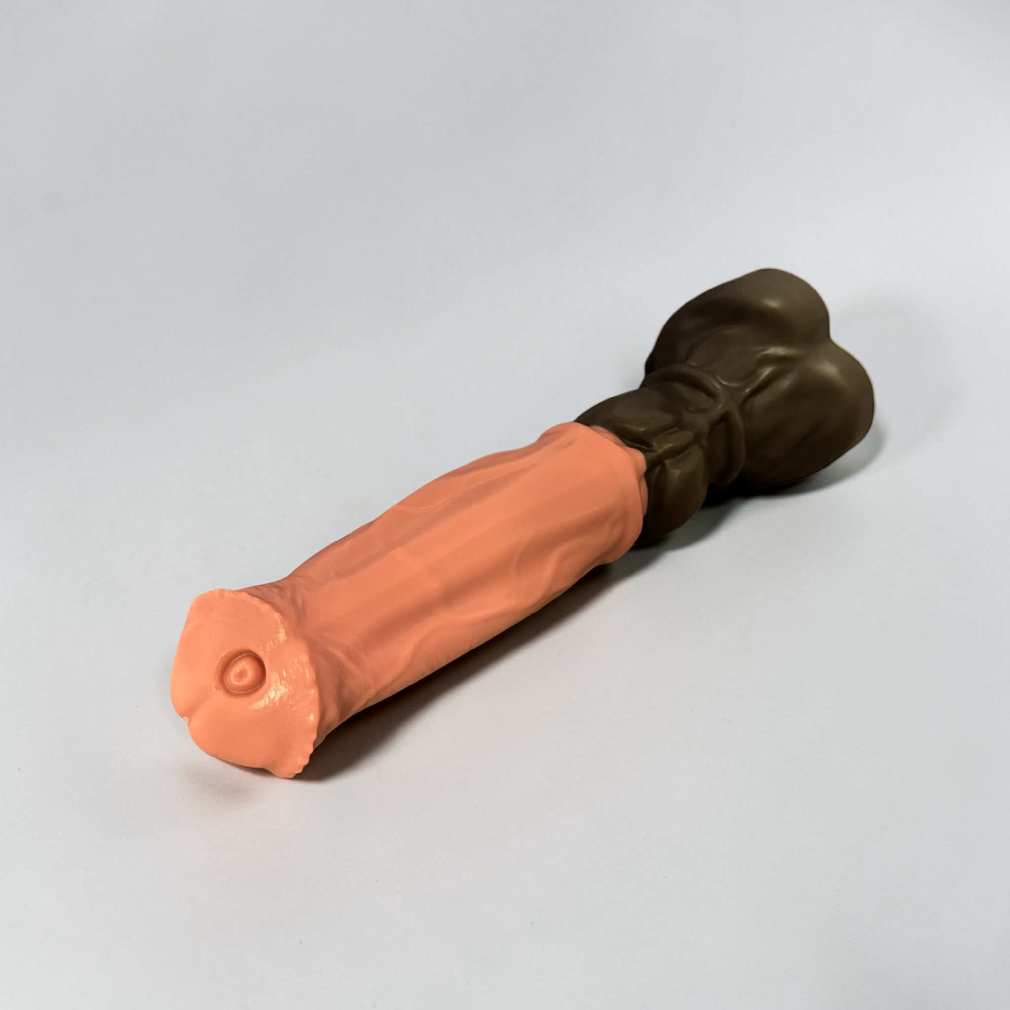 Gode EqusLupus en silicone bi-ton couleur peau et noir, posé à plat – You & Me FrenchToys