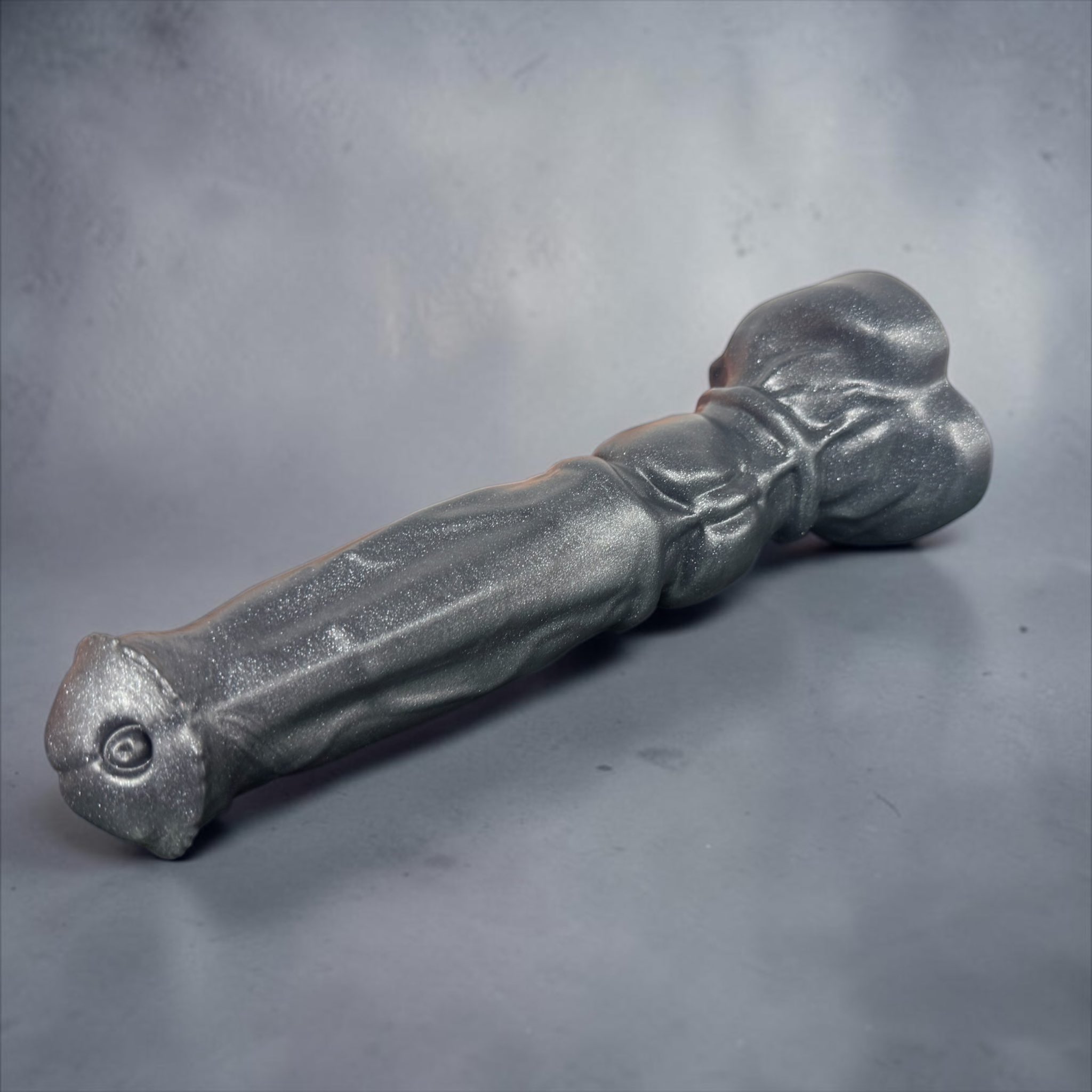 Gode EqusLupus en silicone gris métallisé, posé à plat – You & Me FrenchToys