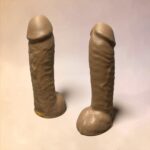 Gode Exotic en silicone couleur peau hâlée, deux vues – You & Me FrenchToys