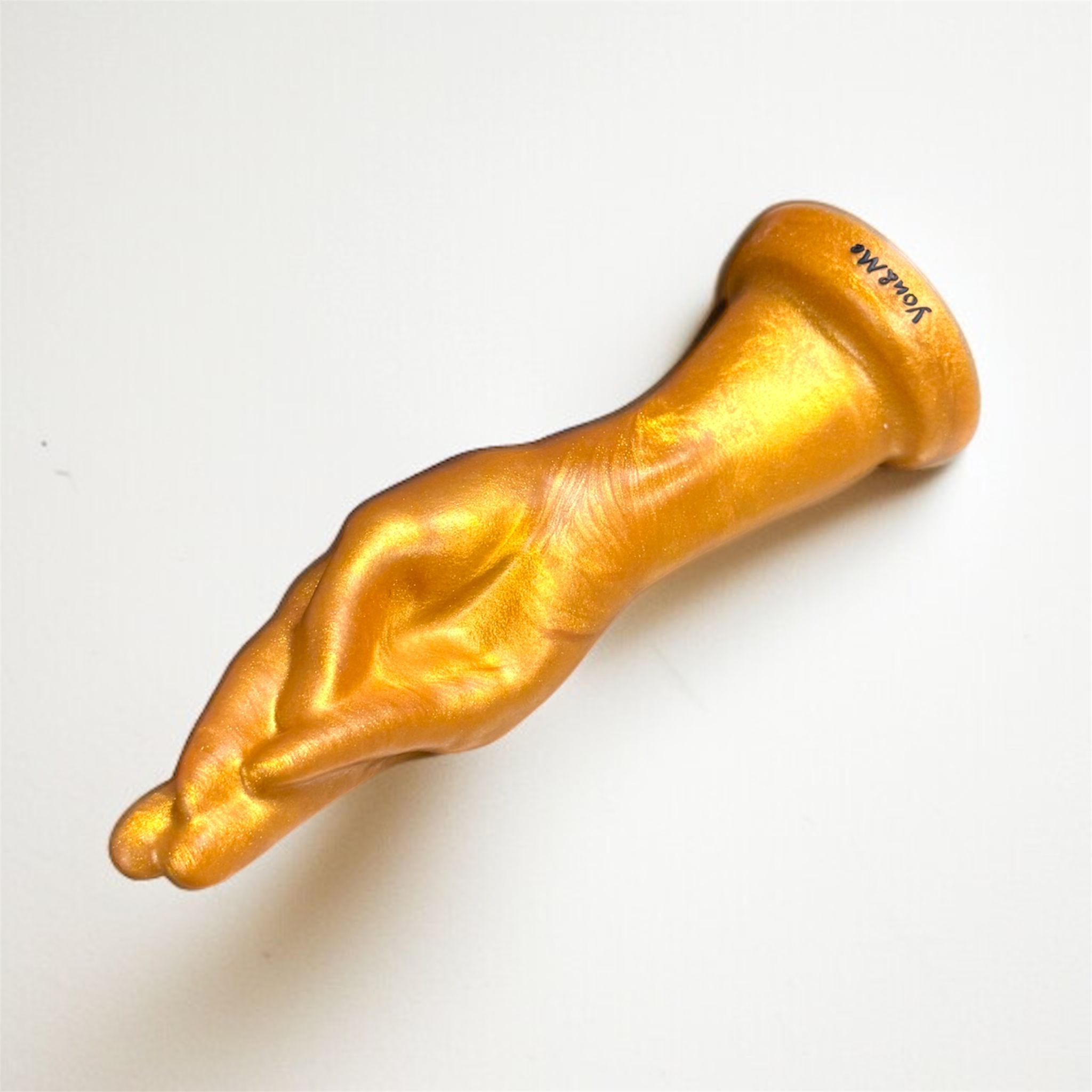 Gode Fist by Mistress Cassandre en silicone or métallisé, posé à plat – You & Me FrenchToys