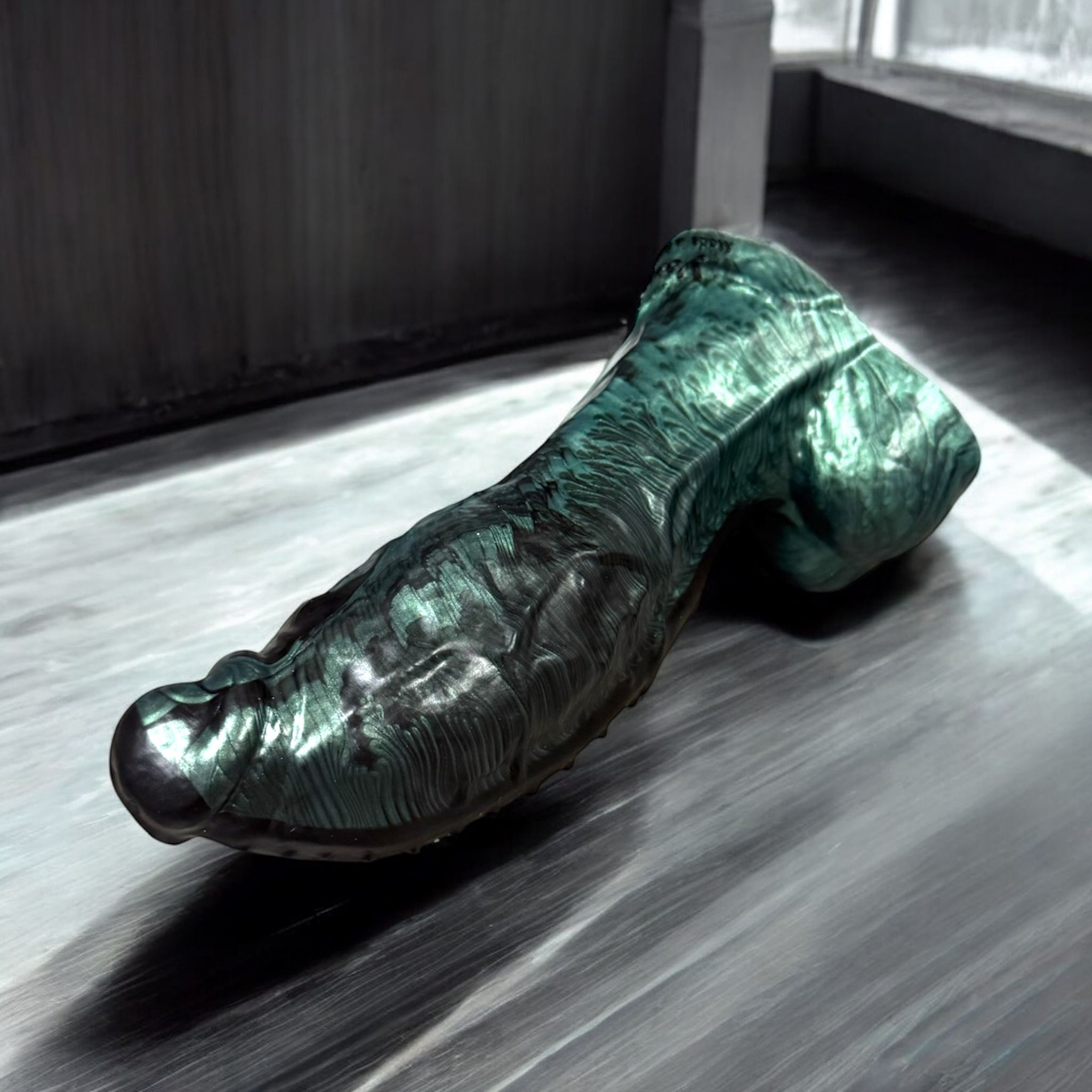 Gode Frankenstein en silicone vert sombre métallisé, posé à plat – You & Me FrenchToys