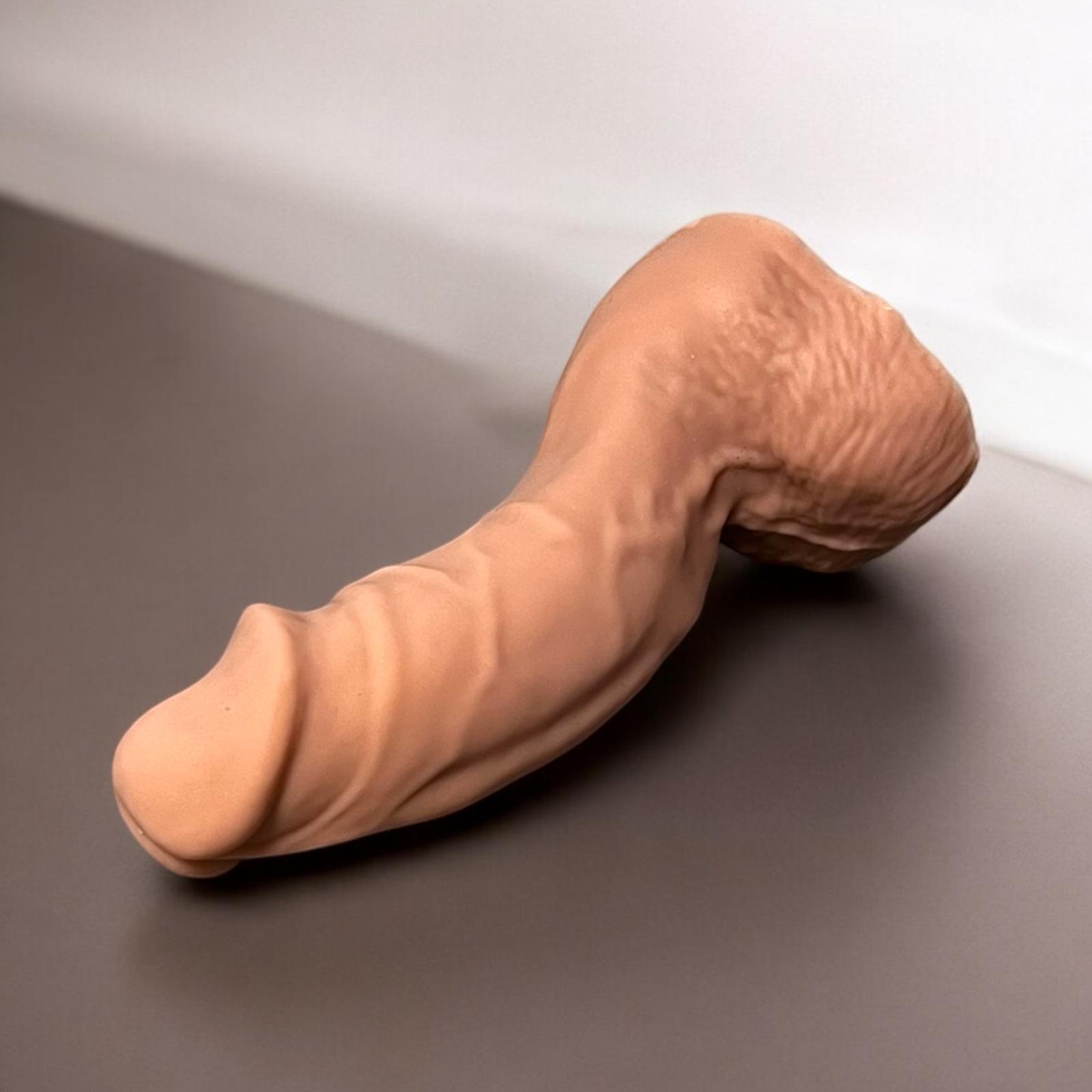 Gode GregChou en silicone couleur peau claire, posé à plat – You & Me FrenchToys