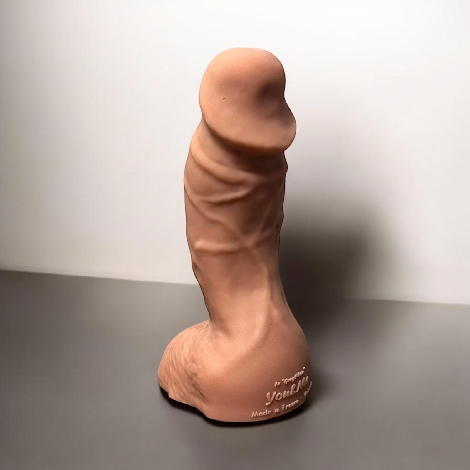 Gode GregChou en silicone couleur peau hâlée, vue de profil – You & Me FrenchToys