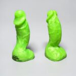 Gode GregChou en silicone vert fluo, deux vues – You &amp; Me FrenchToys