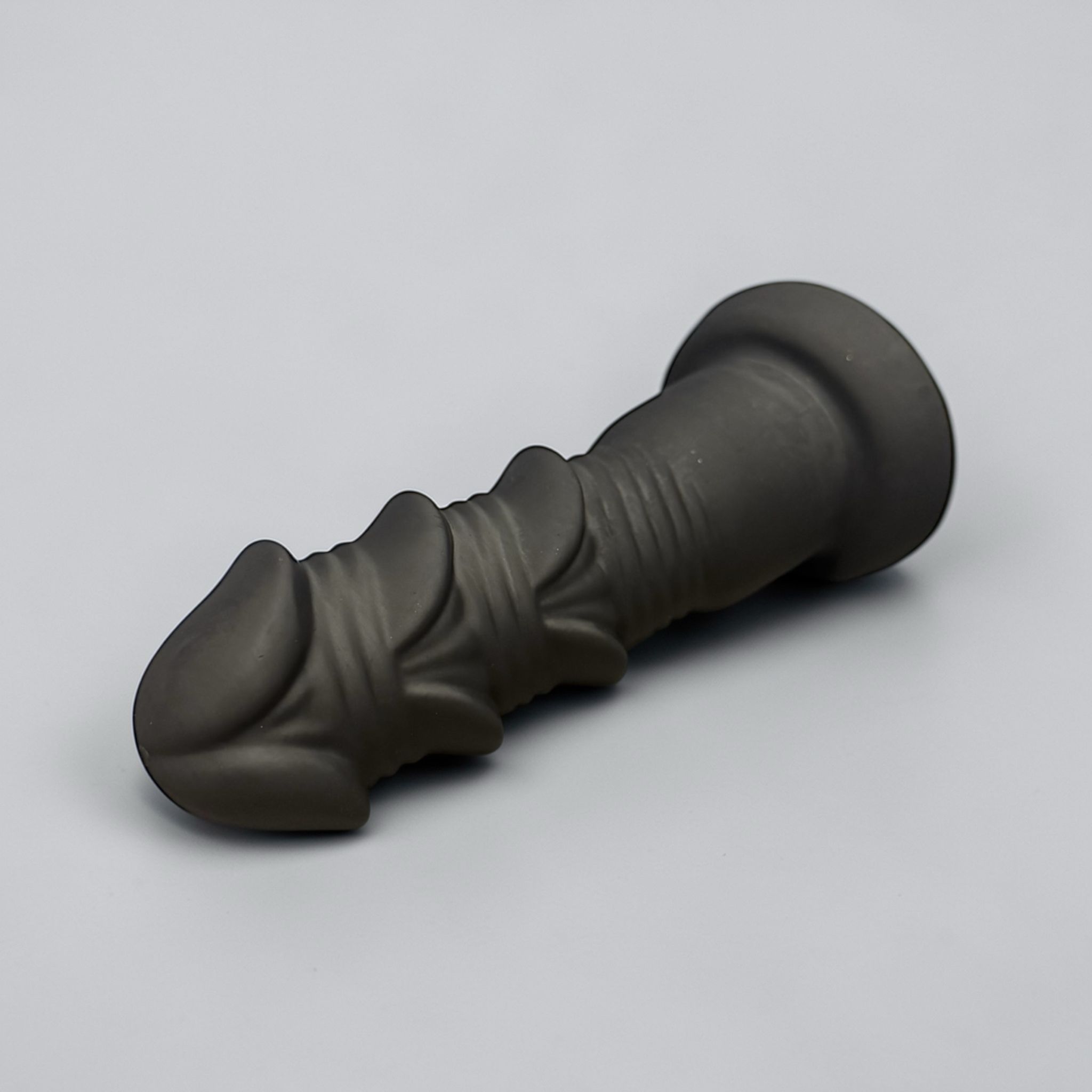 Gode HeadBanger en silicone noir, posé à plat – You & Me FrenchToys