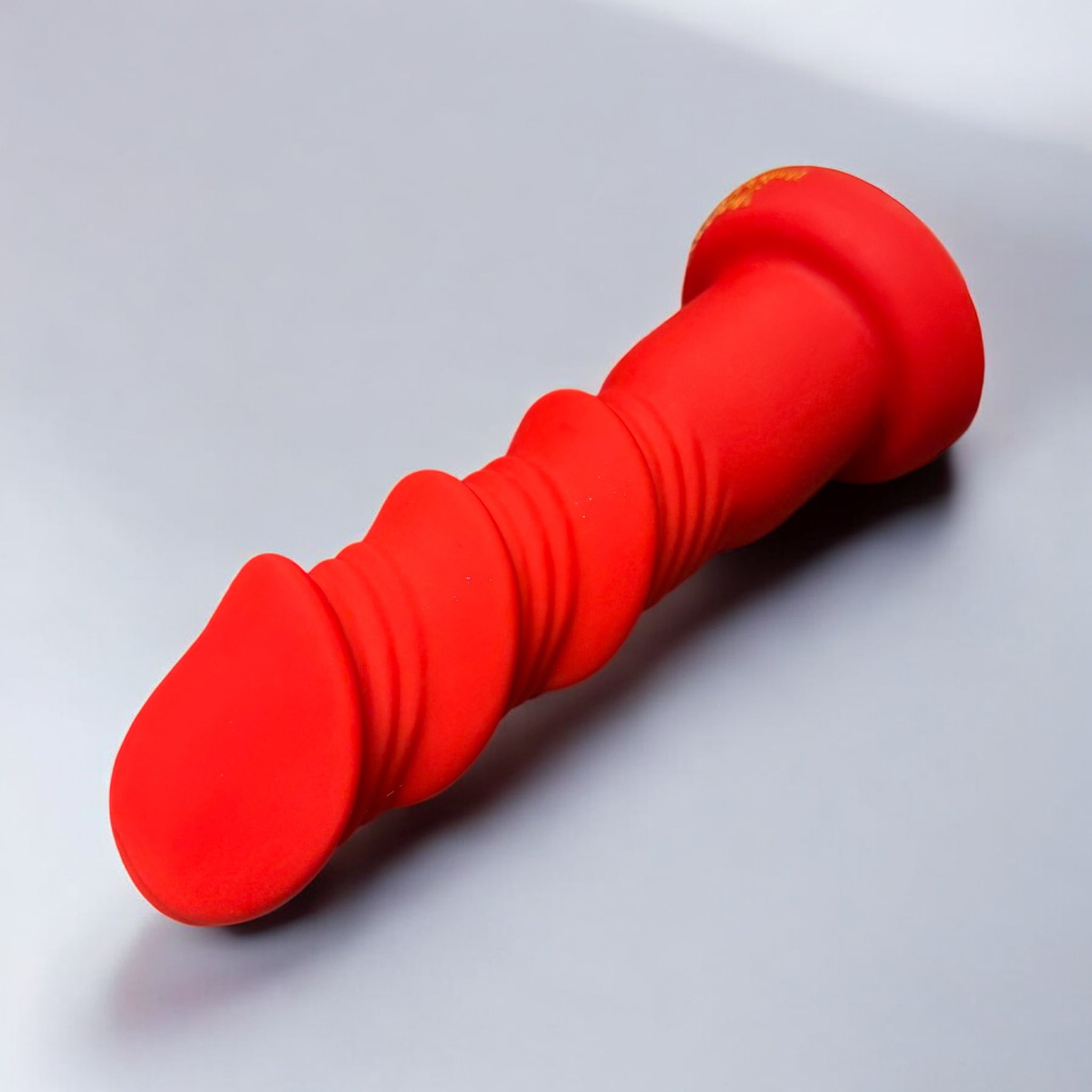 Gode HeadBanger en silicone rouge, posé à plat – You & Me FrenchToys