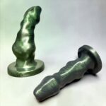 Gode Hentai Invader en silicone vert sombre métallisé, deux vues – You &amp; Me FrenchToys