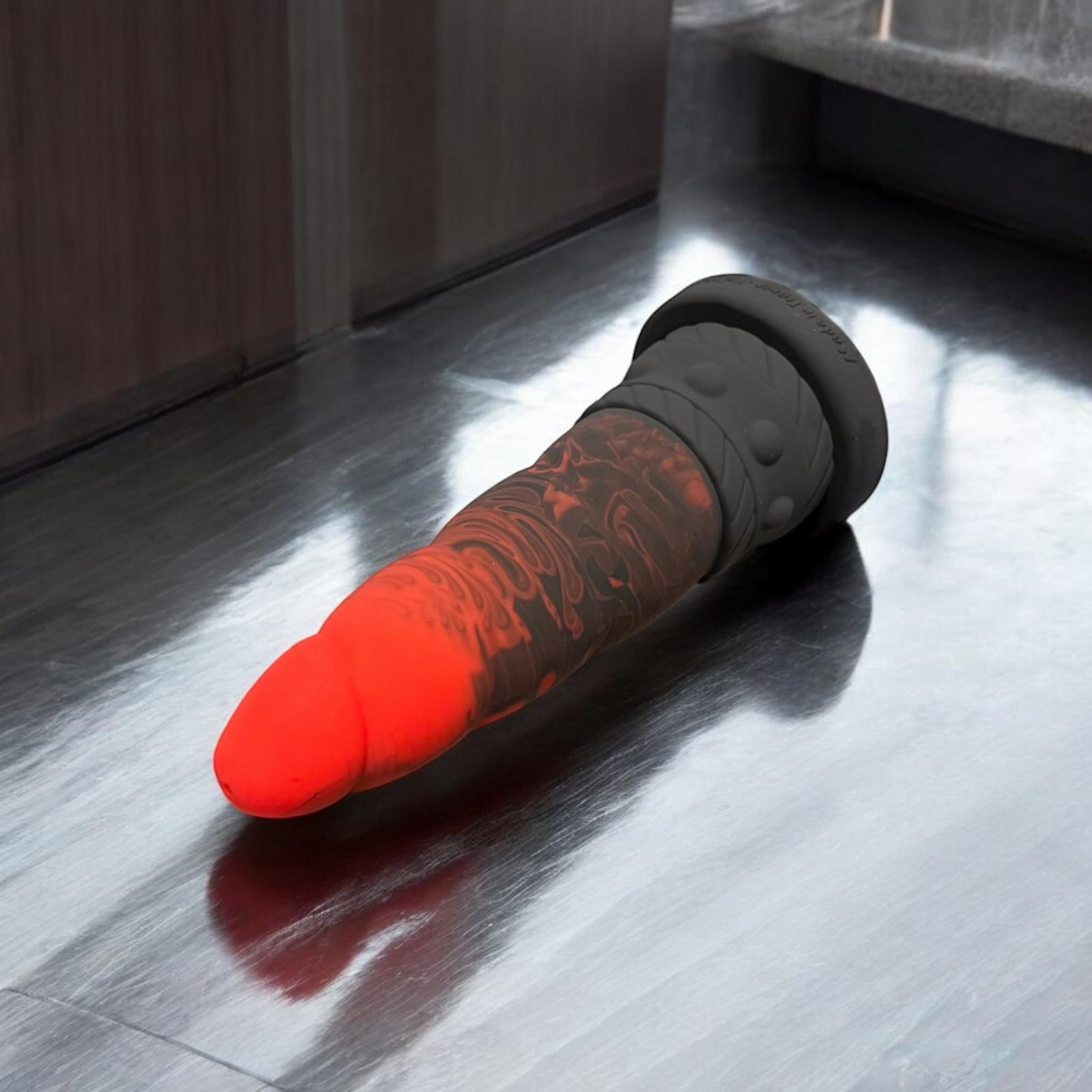 Gode Licorne en silicone bi-ton rouge et noir, posé à plat – You & Me FrenchToys
