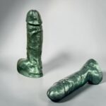 Gode London Boy en silicone vert sombre métallisé, deux vues – You &amp; Me FrenchToys