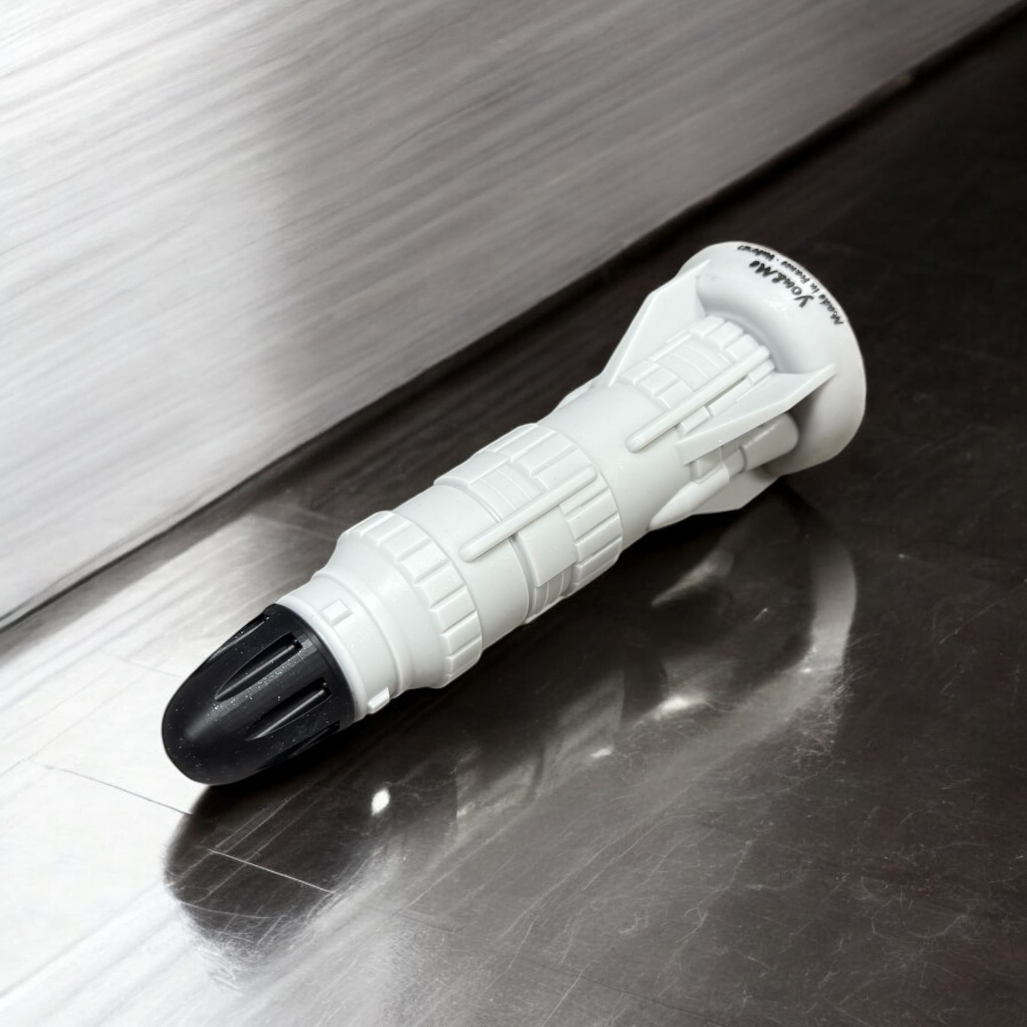 Gode Missile en silicone blanc à pointe noire, posé à plat – You & Me FrenchToys