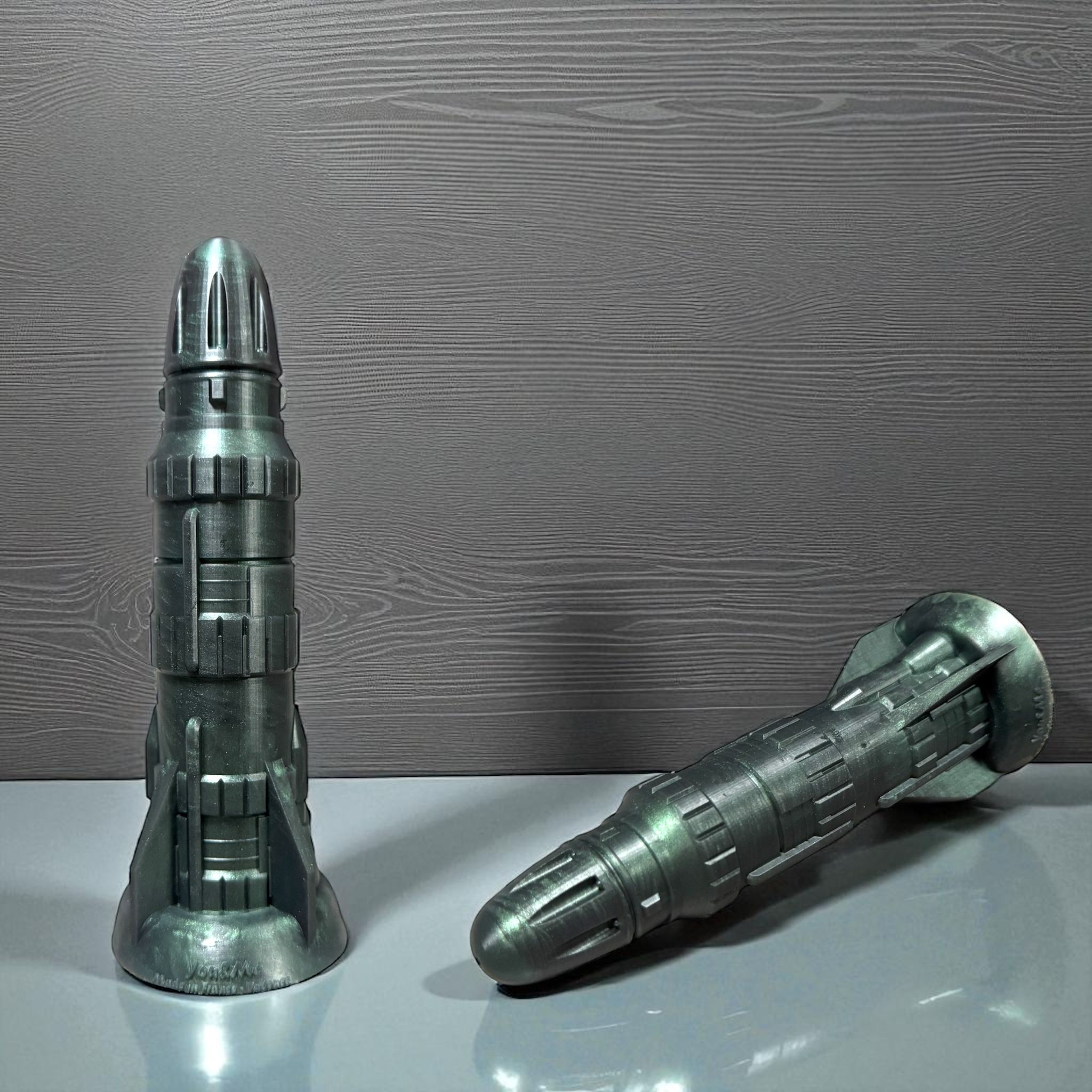Gode Missile en silicone gris métallisé, deux vues – You & Me FrenchToys