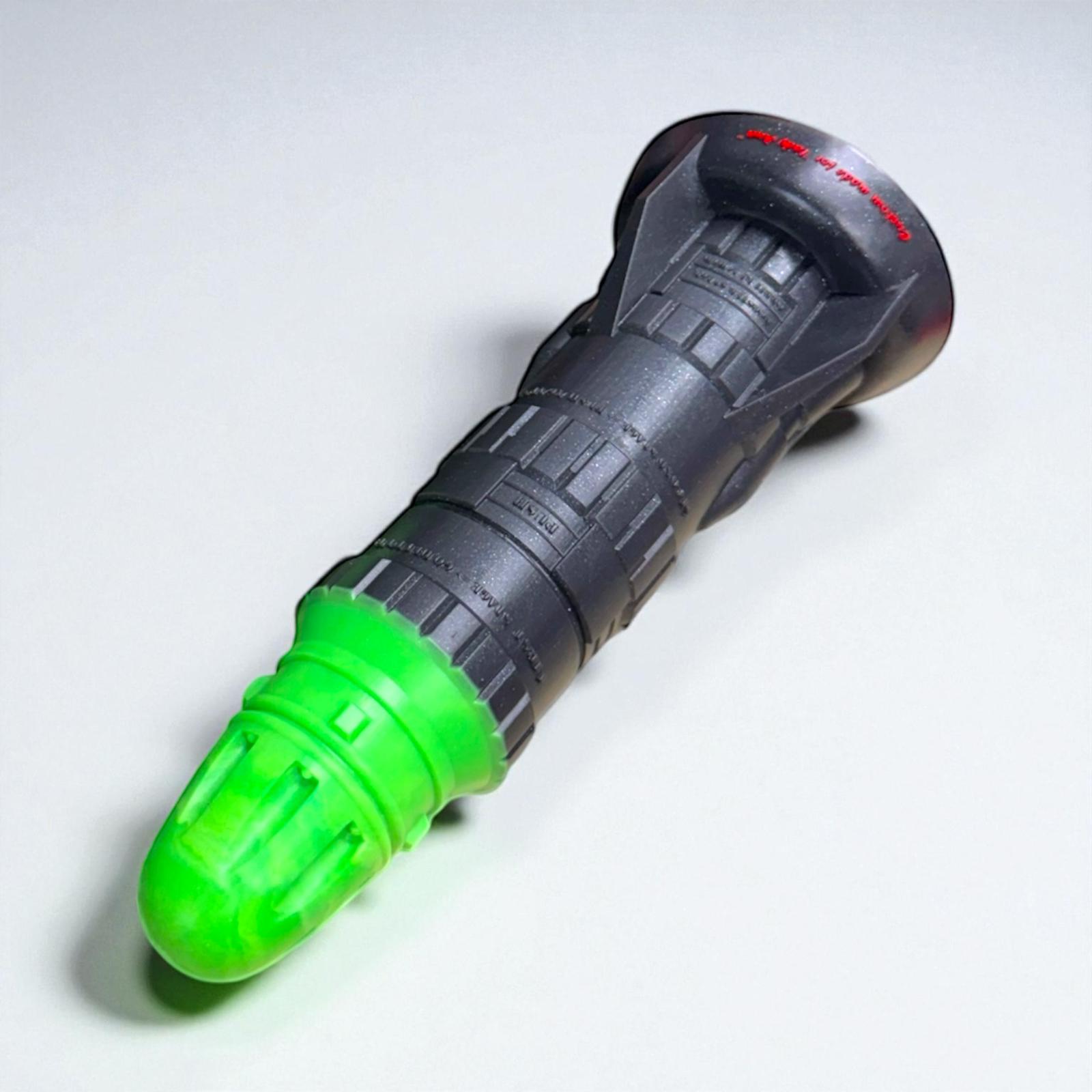 Gode Missile en silicone noir à pointe vert fluo, posé à plat – You & Me FrenchToys