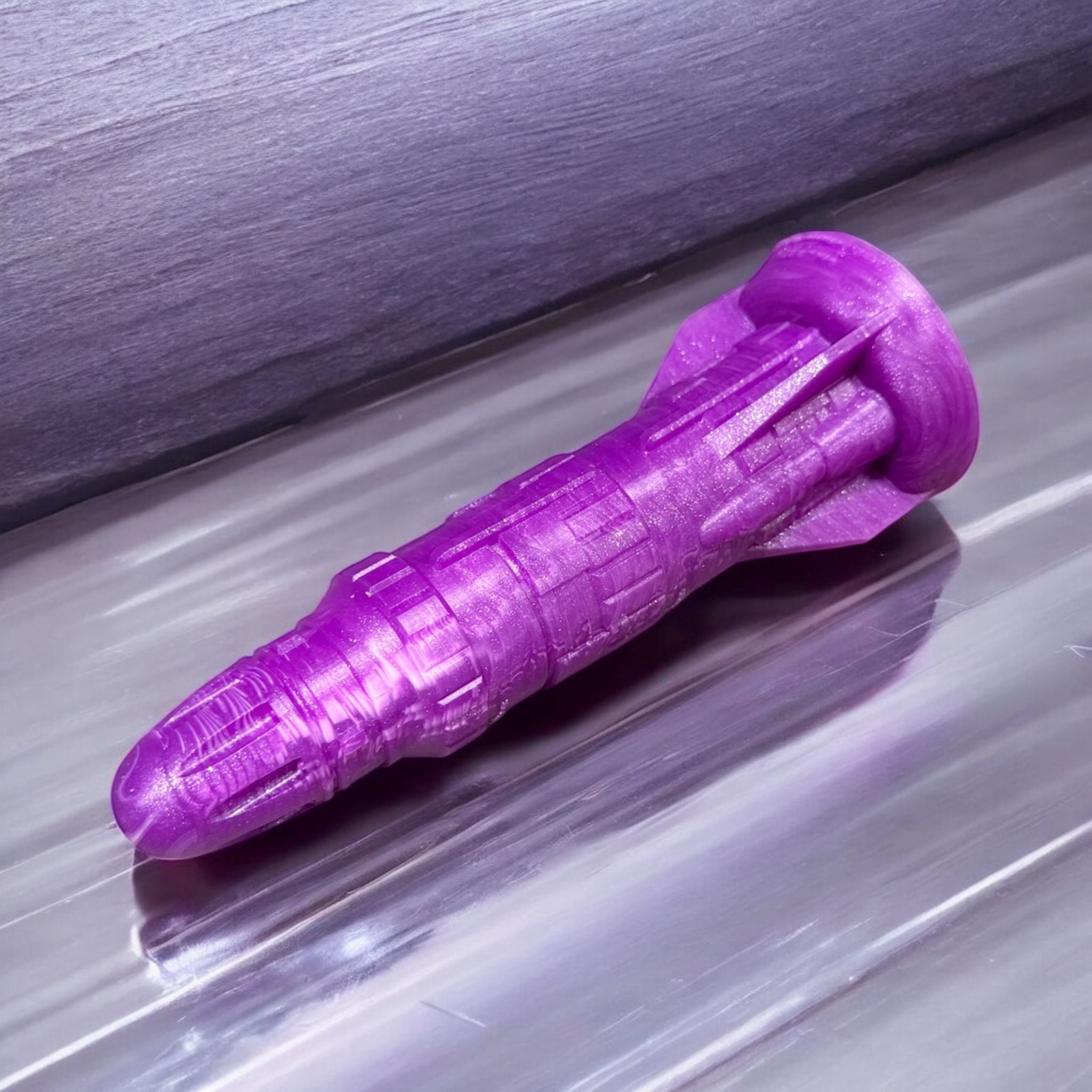 Gode Missile en silicone violet pailleté, posé à plat – You & Me FrenchToys