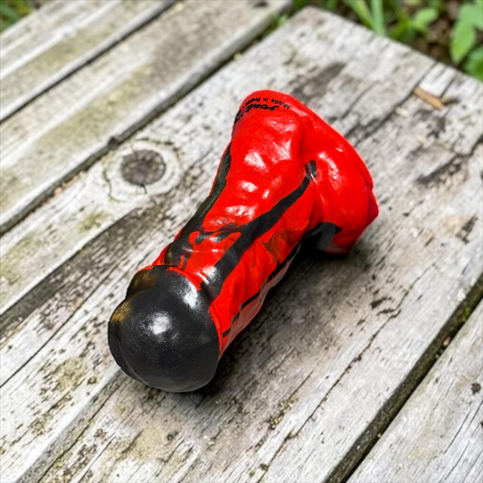 Gode Ogre des Marais en silicone bi-ton rouge et noir, posé à plat – You & Me FrenchToys