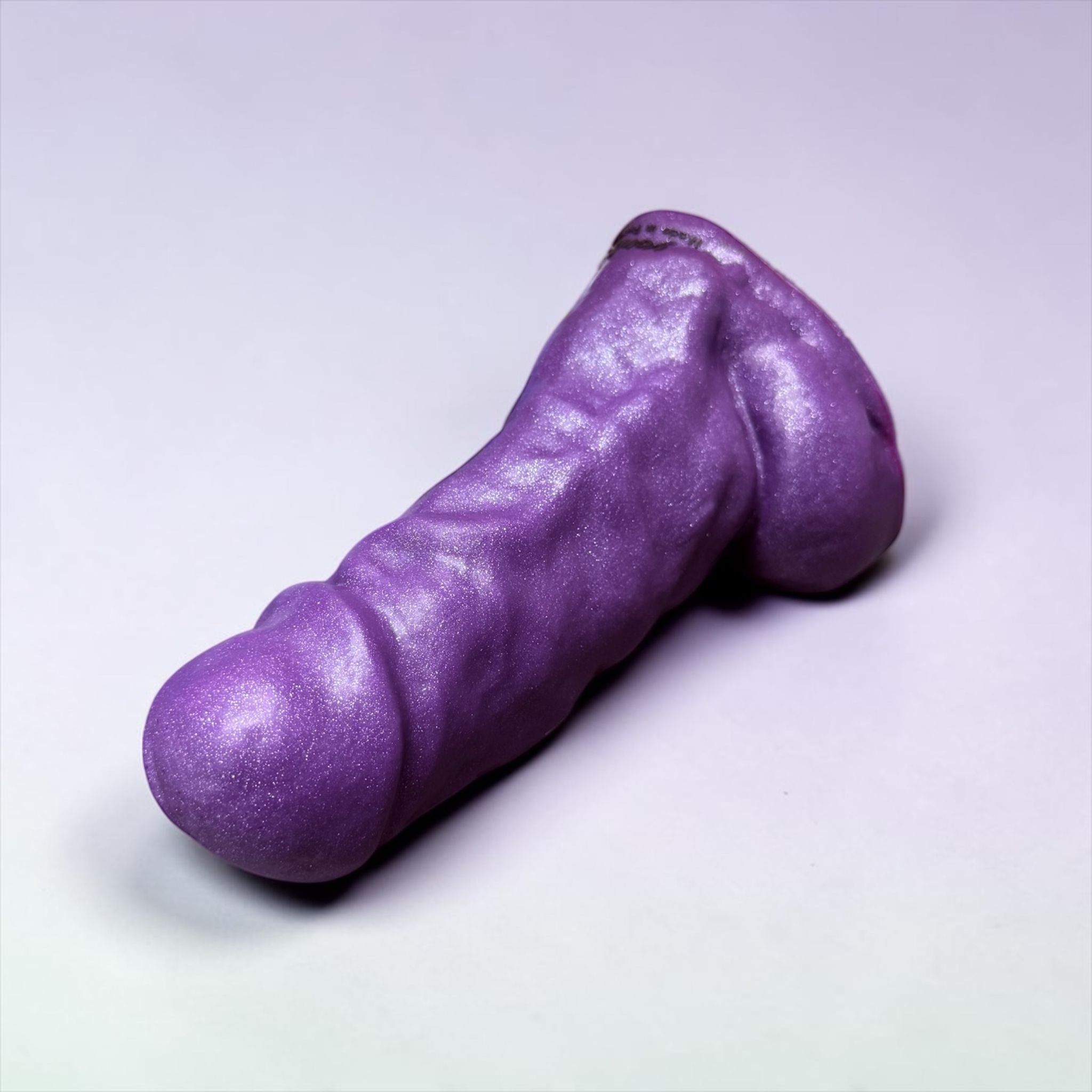 Gode Ogre des Marais en silicone violet métallisé, posé à plat – You & Me FrenchToys