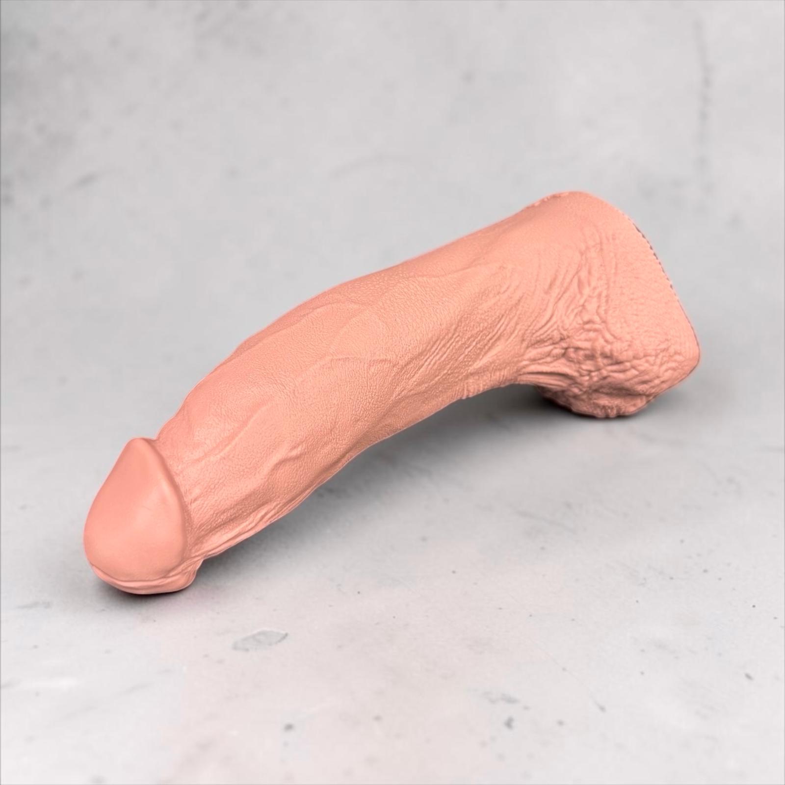 Gode réaliste Big White Cock en silicone, couleur peau claire, posé à plat, détails des veines