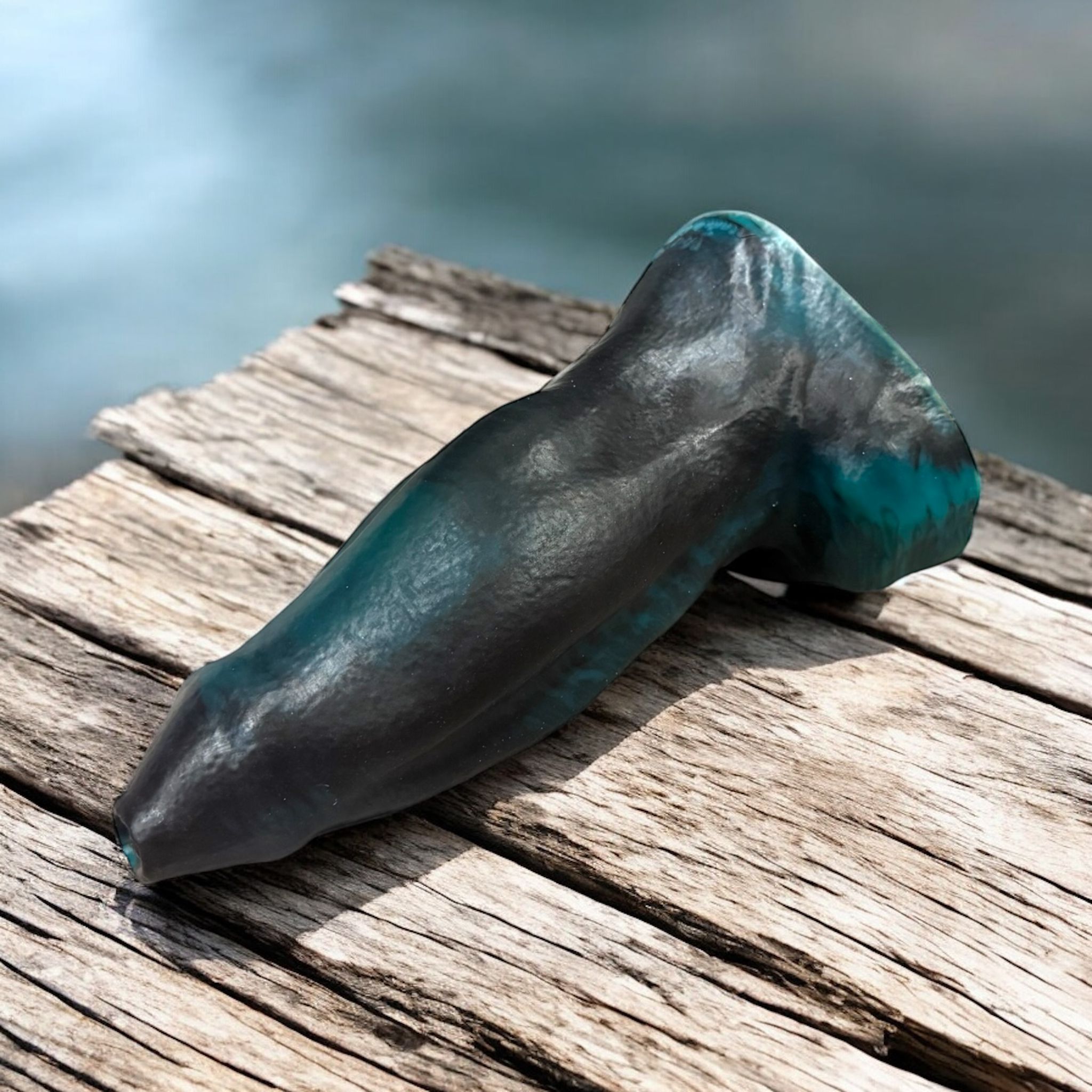 Gode Titan en silicone bleu canard métallisé, posé à plat – You & Me FrenchToys