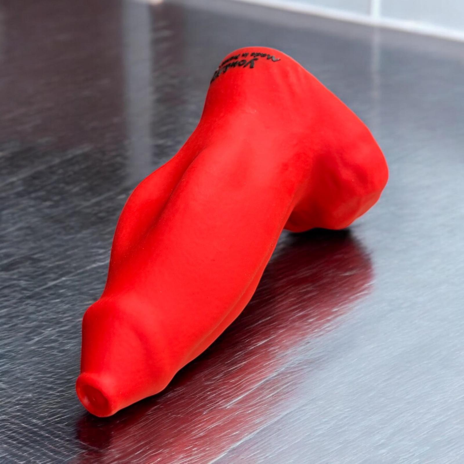 Gode Titan en silicone rouge, posé à plat – You & Me FrenchToys