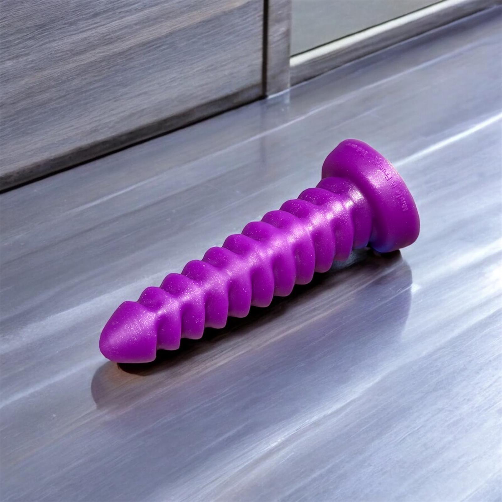 Gode X-Daddy en silicone violet métallisé, posé à plat – You & Me FrenchToys