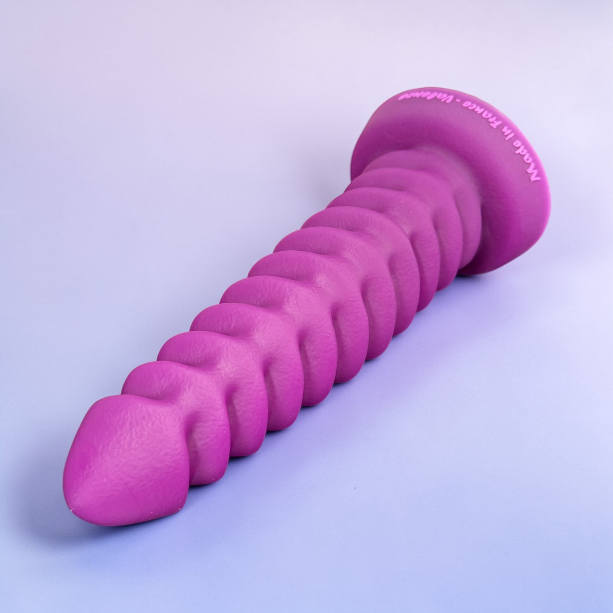 Gode X-Daddy en silicone violet métallisé, posé à plat – You & Me FrenchToys