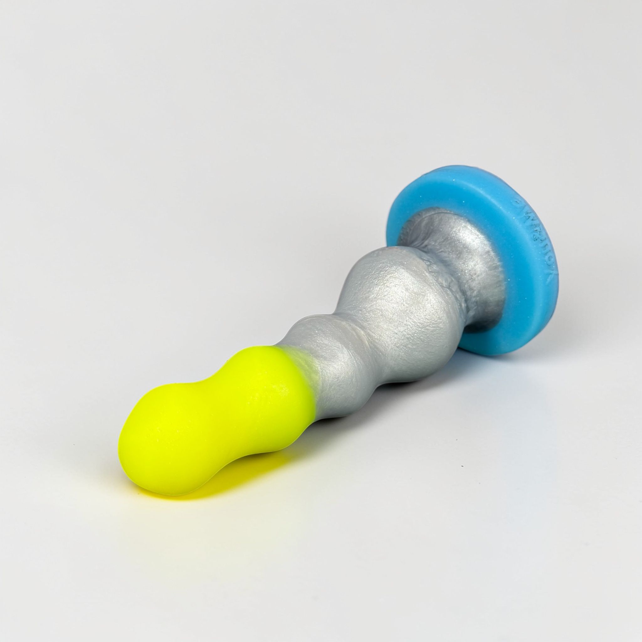 Plug King Balls en silicone jaune, argent et bleu, posé à plat – You & Me FrenchToys
