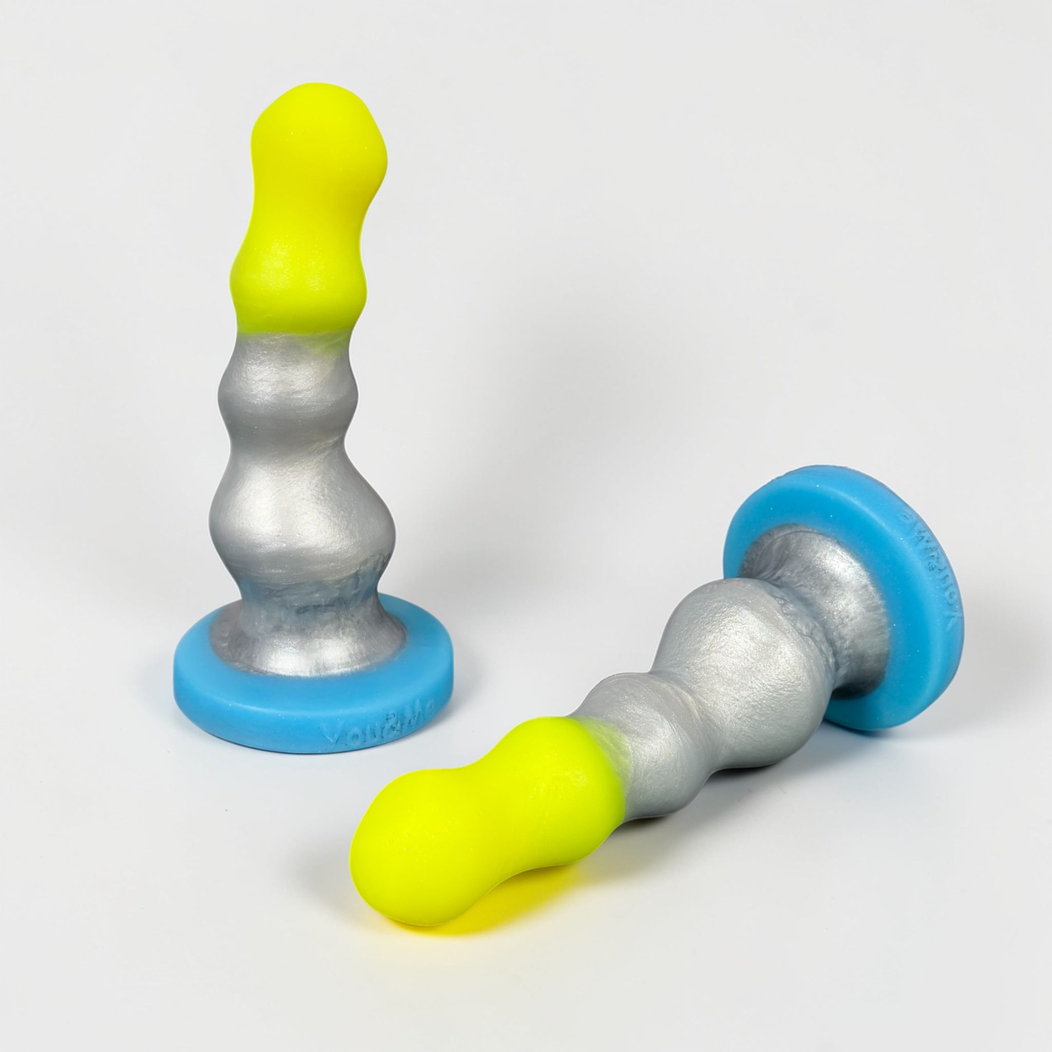 Plug King Balls en silicone jaune, argent et bleu, deux vues – You & Me FrenchToys